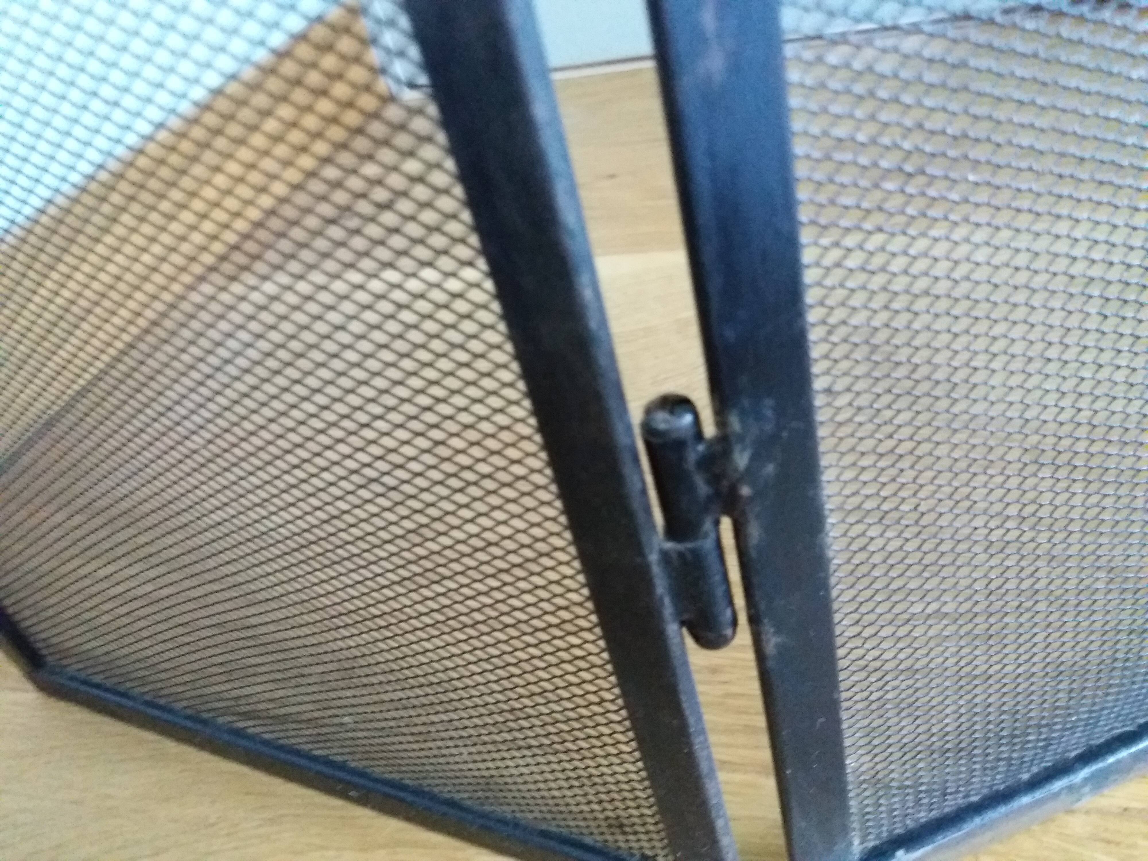 Fire screen chimney grille