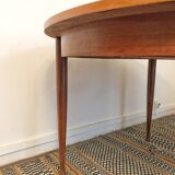 Round table with butterfly extension