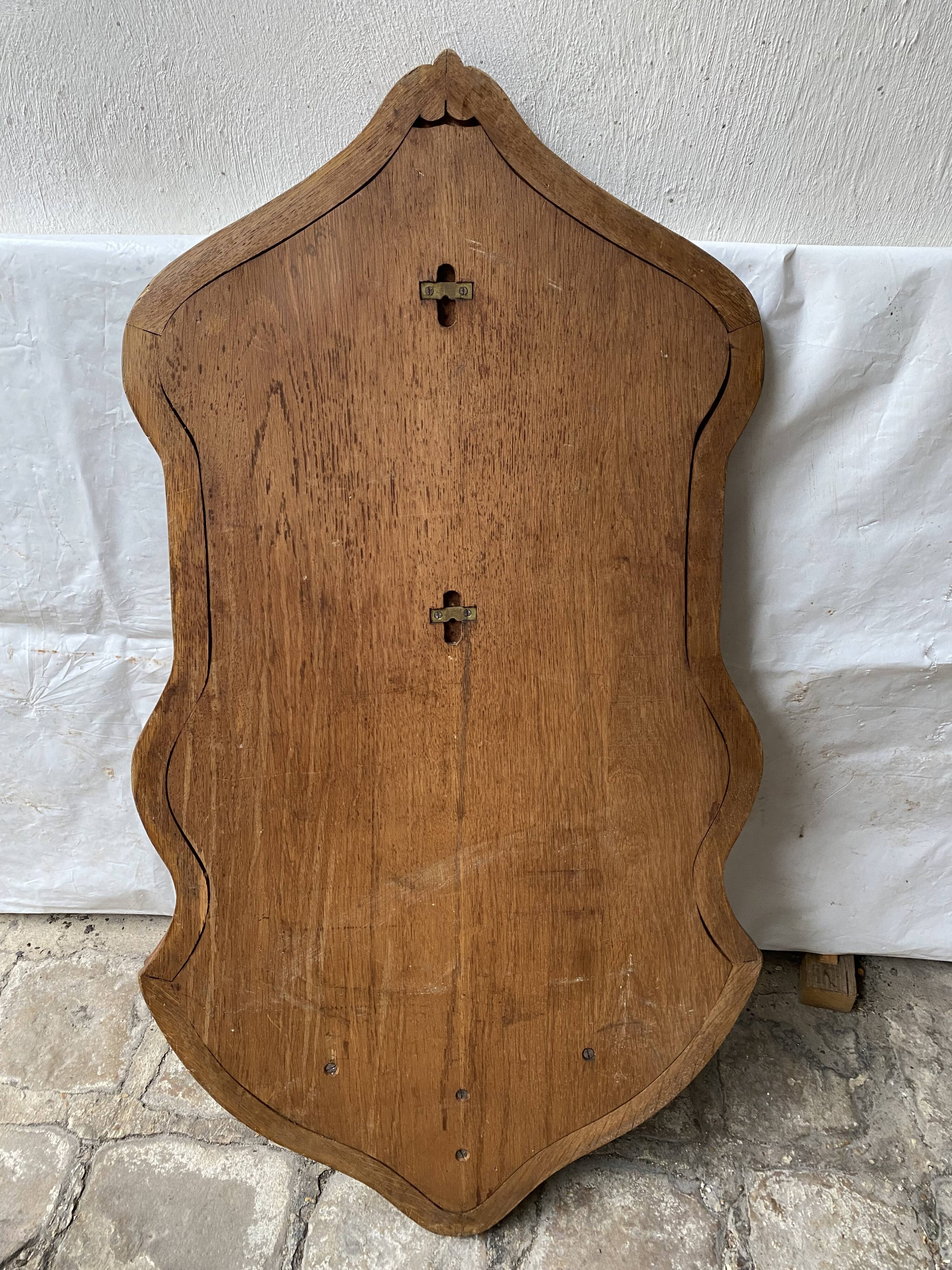 Wall-mounted bracket for statue