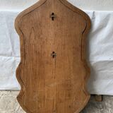 Wall-mounted bracket for statue