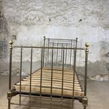Lit en fer forgé à barreaux