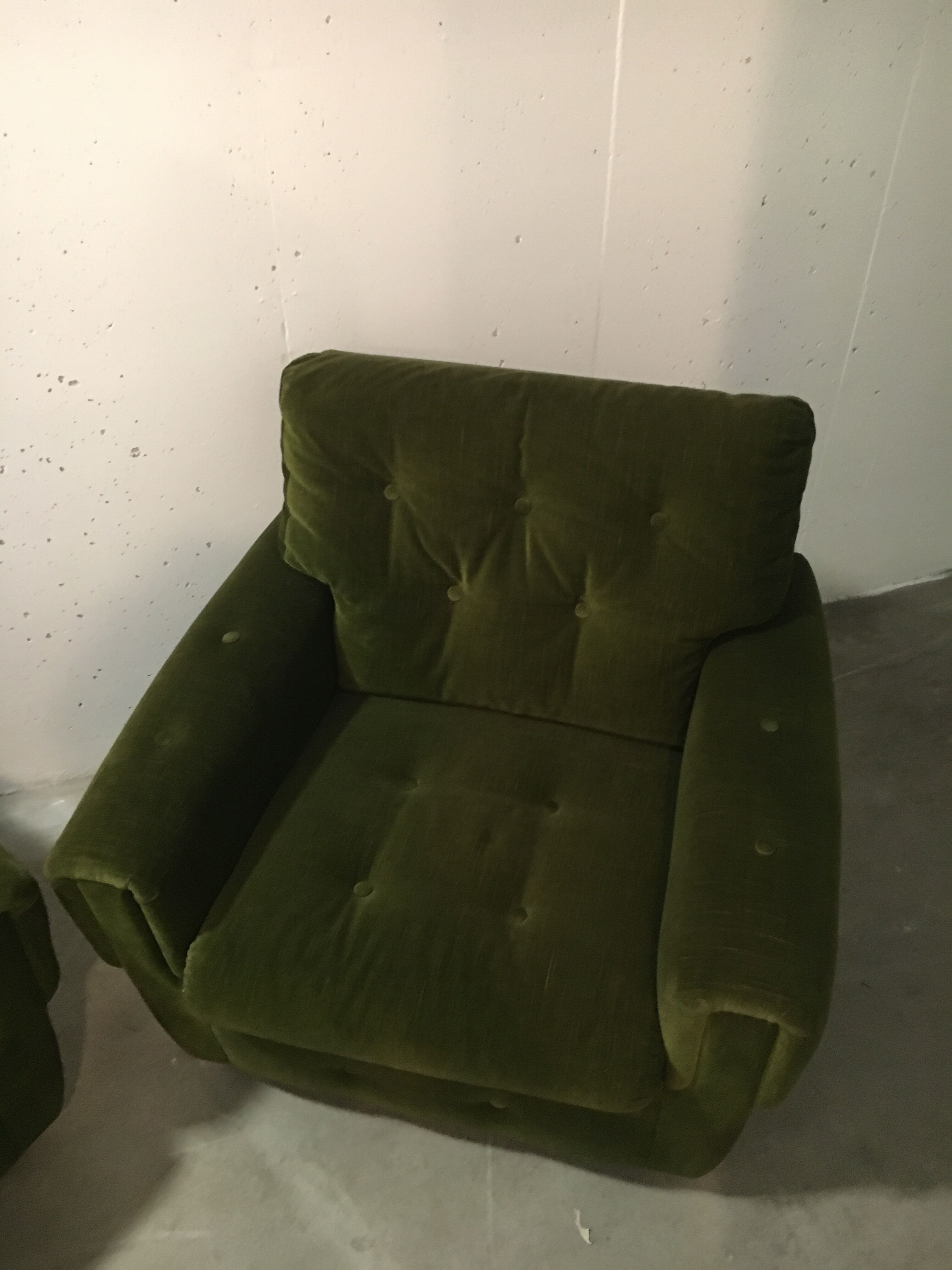 Paire de fauteuils, velours vert à roulettes, des années 70