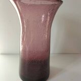 Vase en verre bullé violet