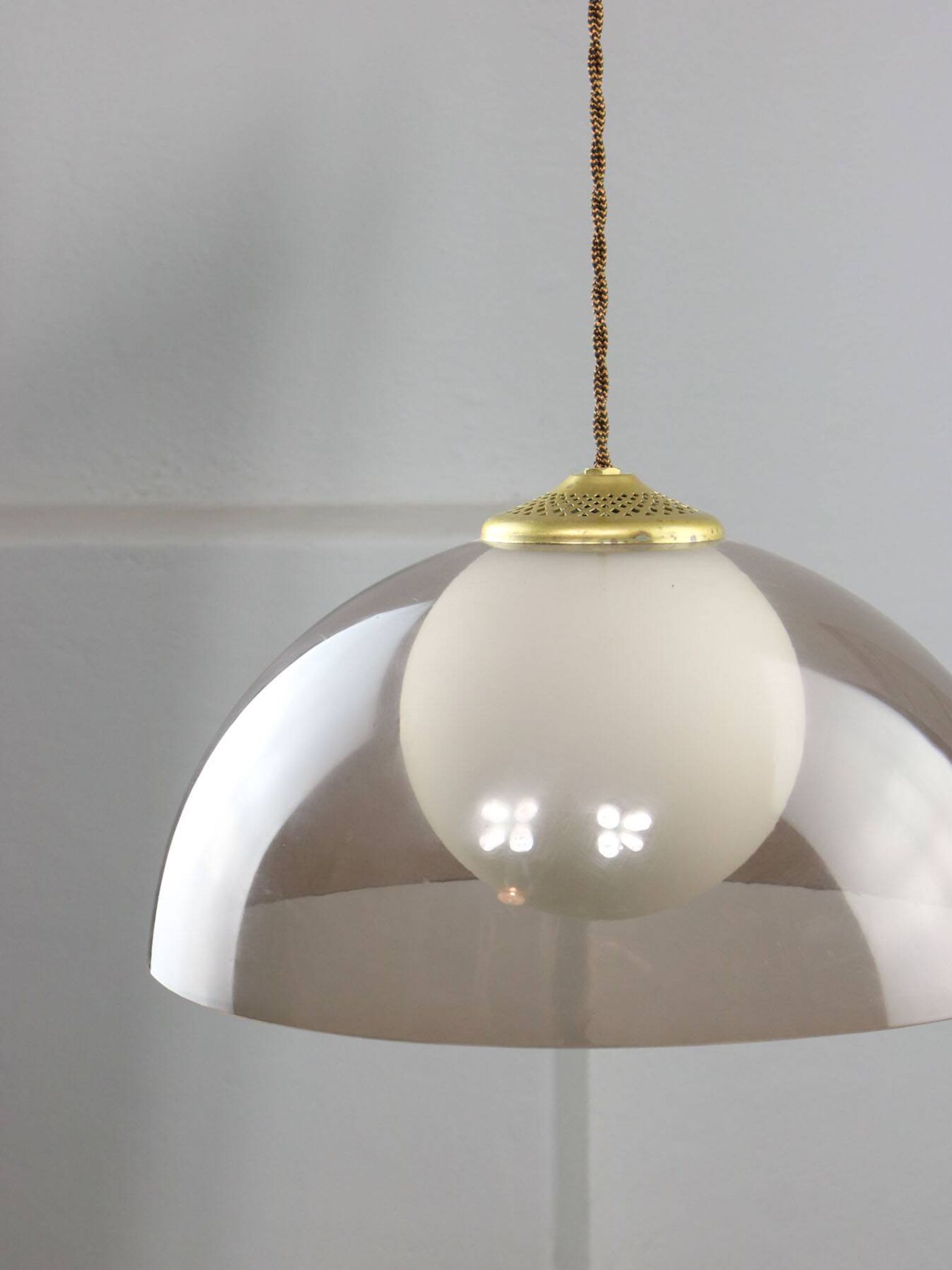 Lampe à suspension italienne en laiton, opaline et plexiglas de l'ère spatiale