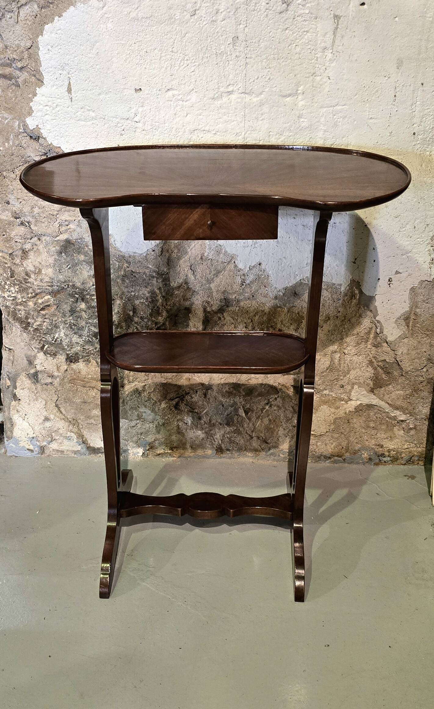 Kidney-shaped table in mahogany veneer, Louis XVI style, 20th century.