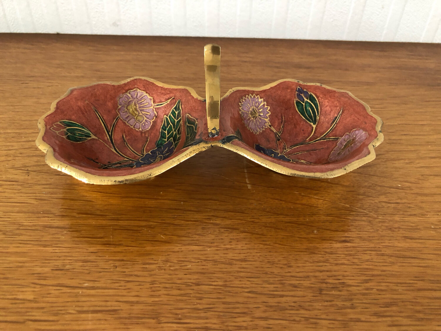 Empty pockets in brass and floral decoration