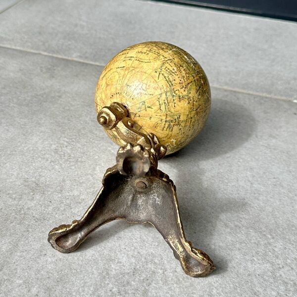 Globe terrestre ancien J.L & Cie   Piètement métal doré   XIXe siècle   20,5 cm