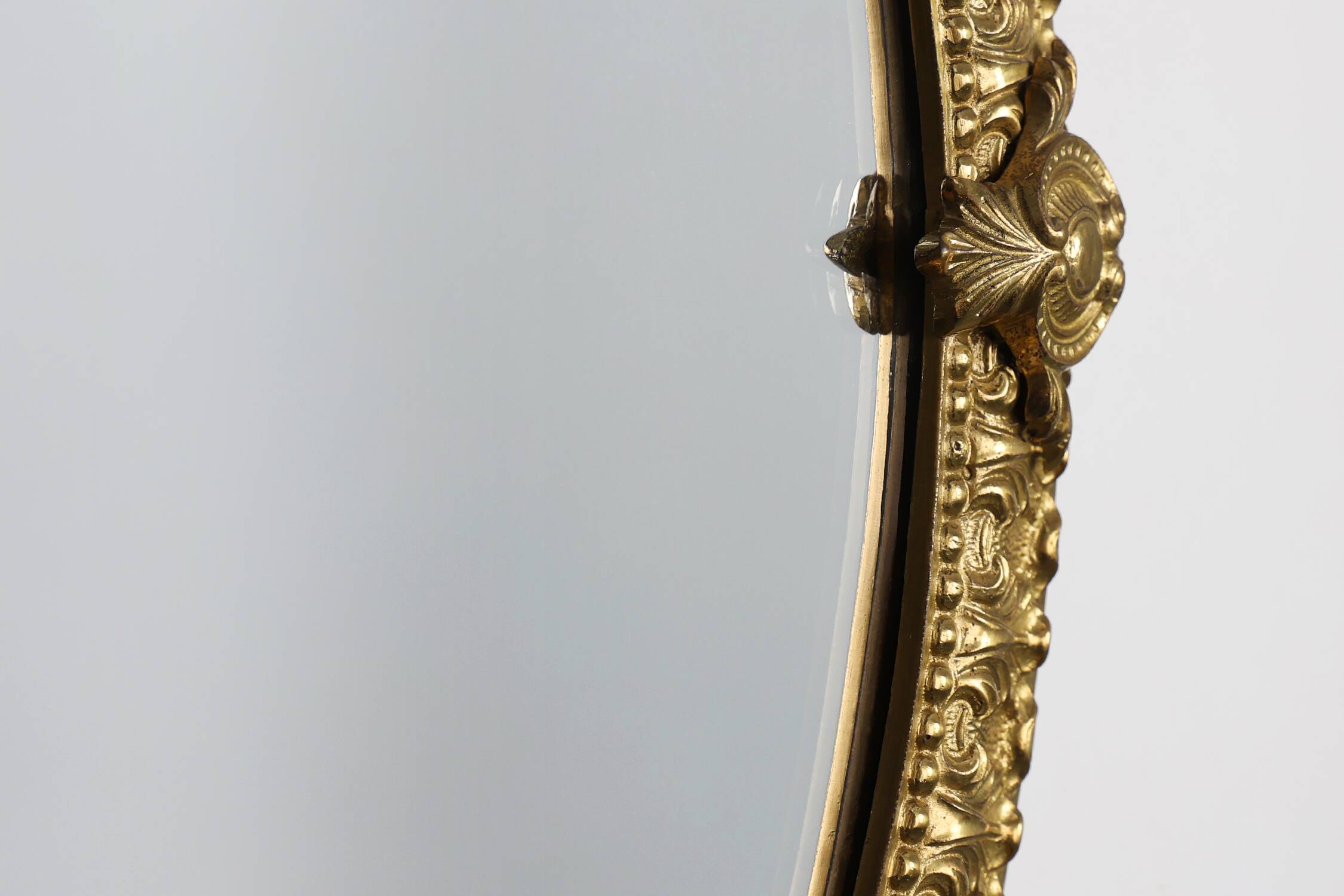 Miroir rond néoclassique français en finition cuivre, 20e siècle