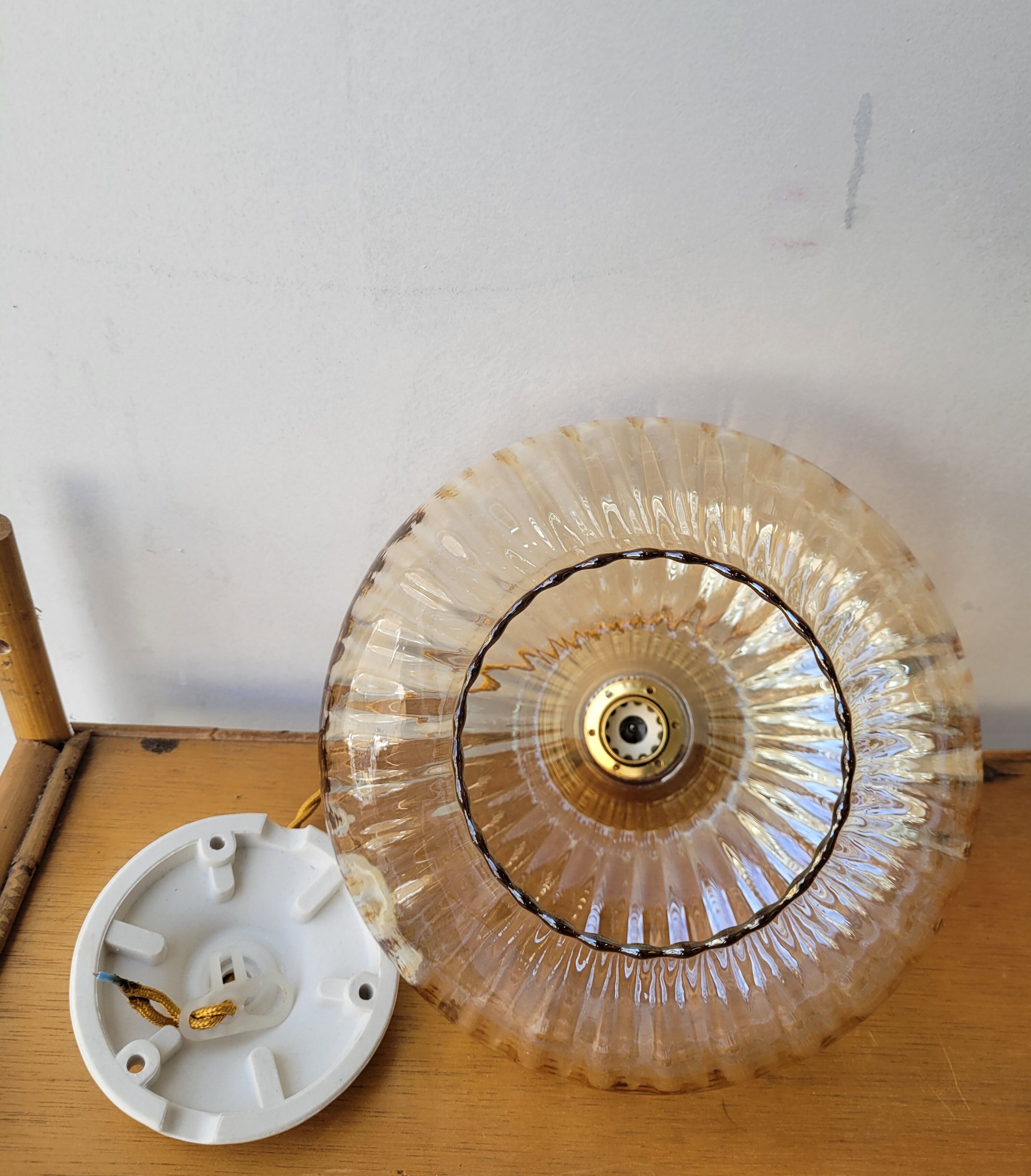 Suspension en verre strié ambré