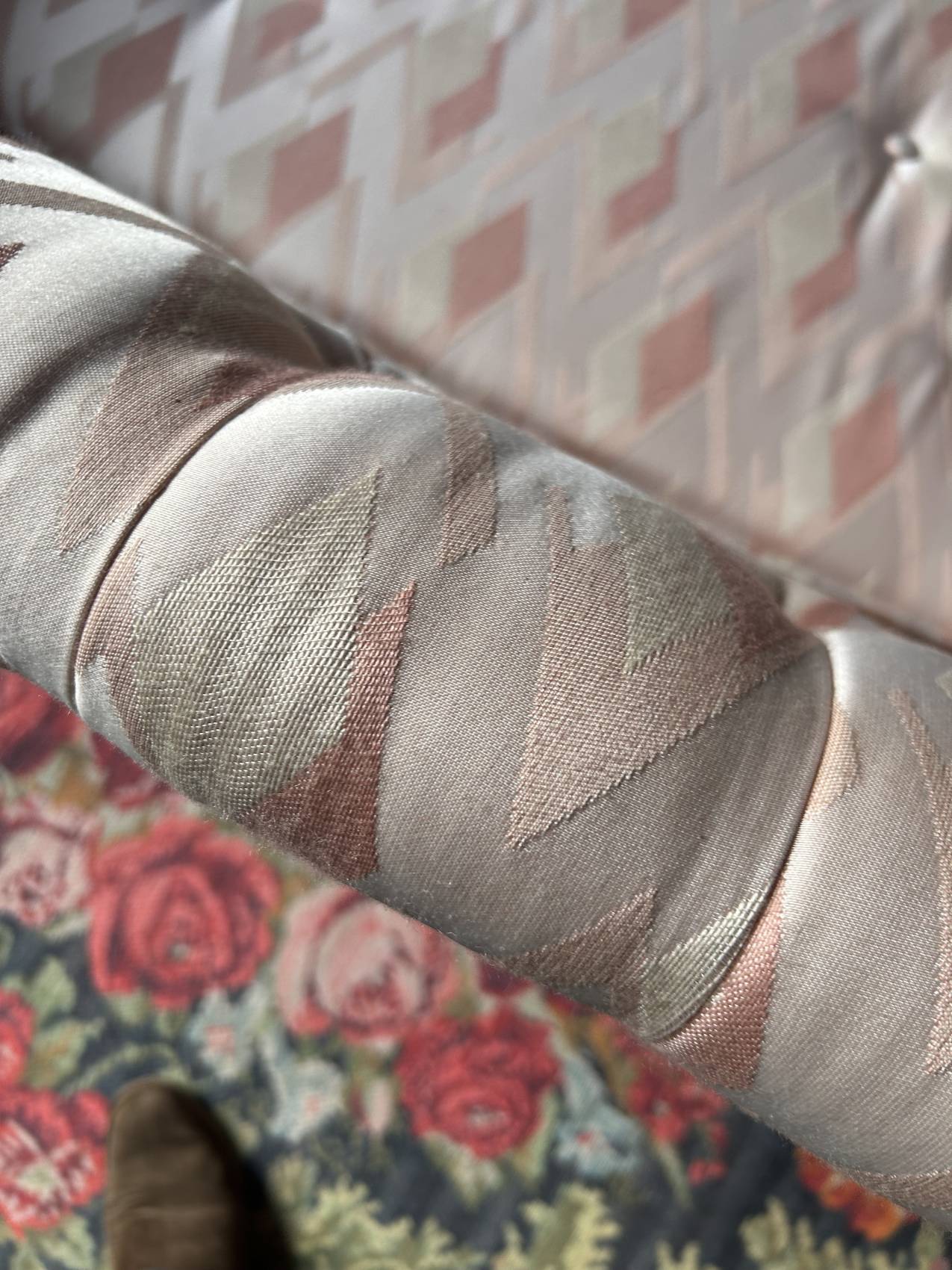 Small vintage 2-seater sofa from the 70s in Hollywood Regency style, satin pink.