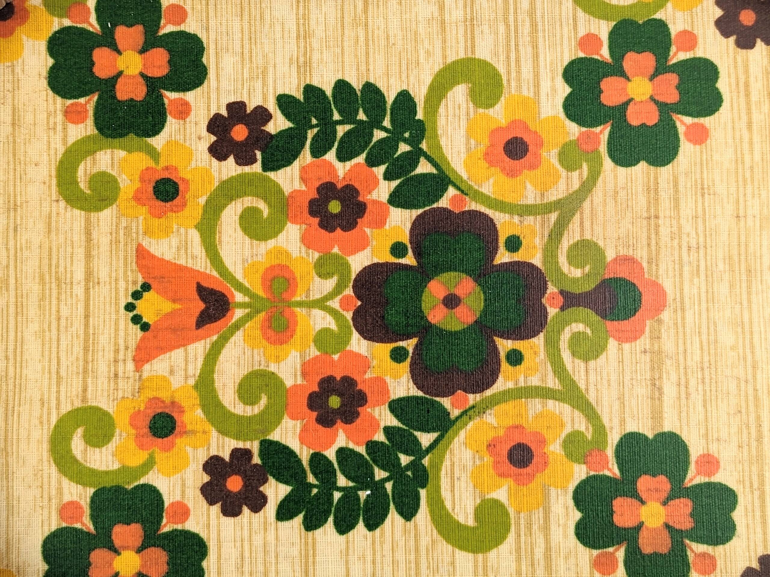 1970s floral patterned tray in rattan and plastic