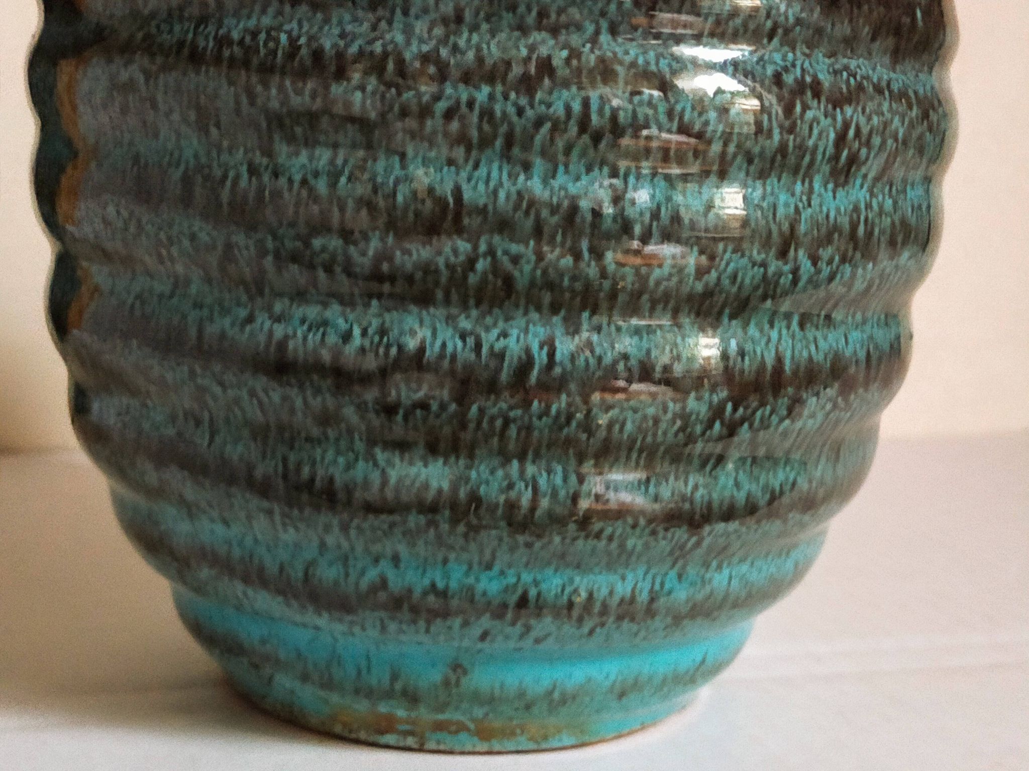 Ceramic planter with speckled enamel gadroons from the 1940s