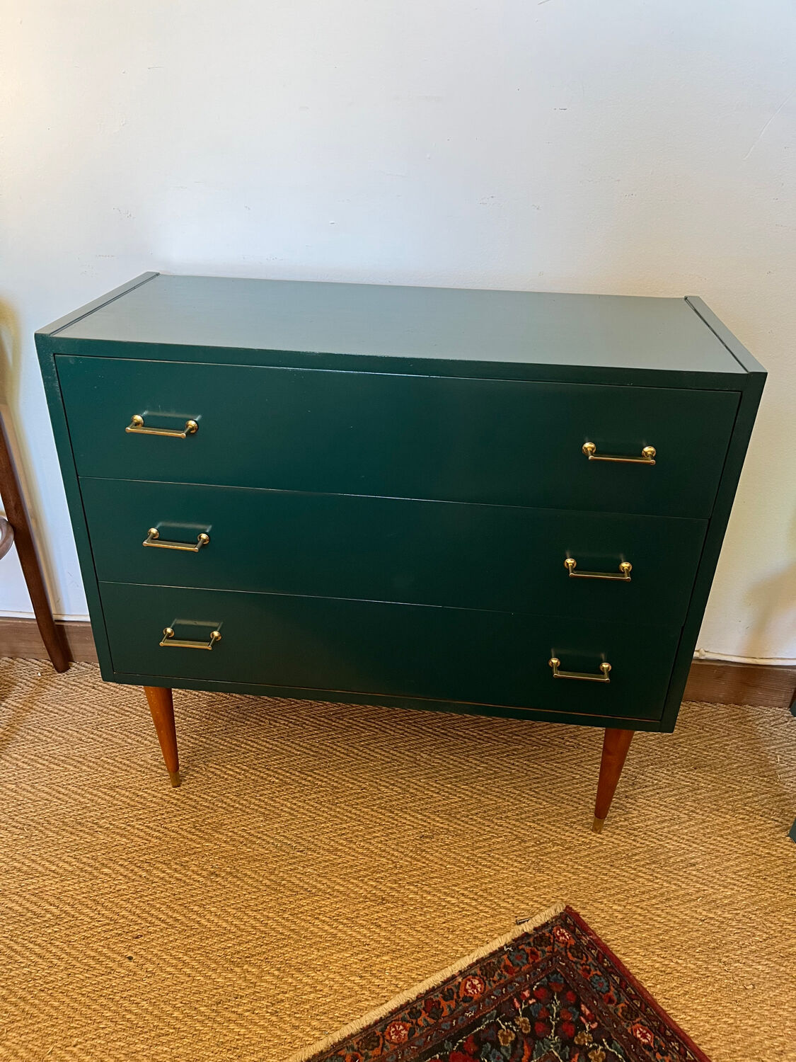 Commode vintage verte poignées dorées et pieds fuseaux