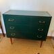 Commode vintage verte poignées dorées et pieds fuseaux