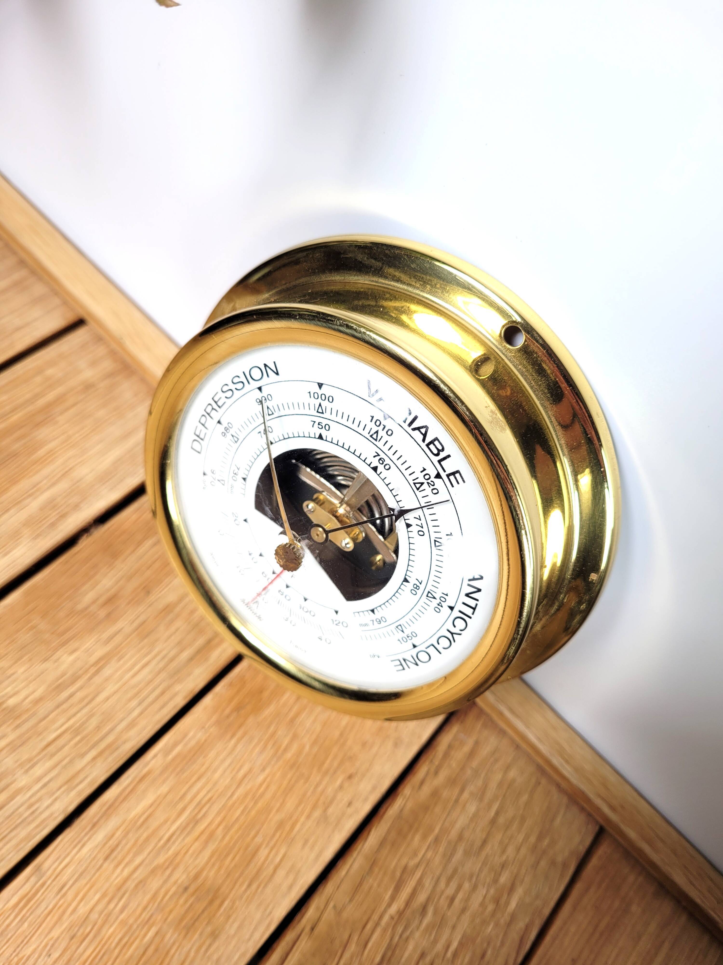 Barometer on-board thermometer Altitude