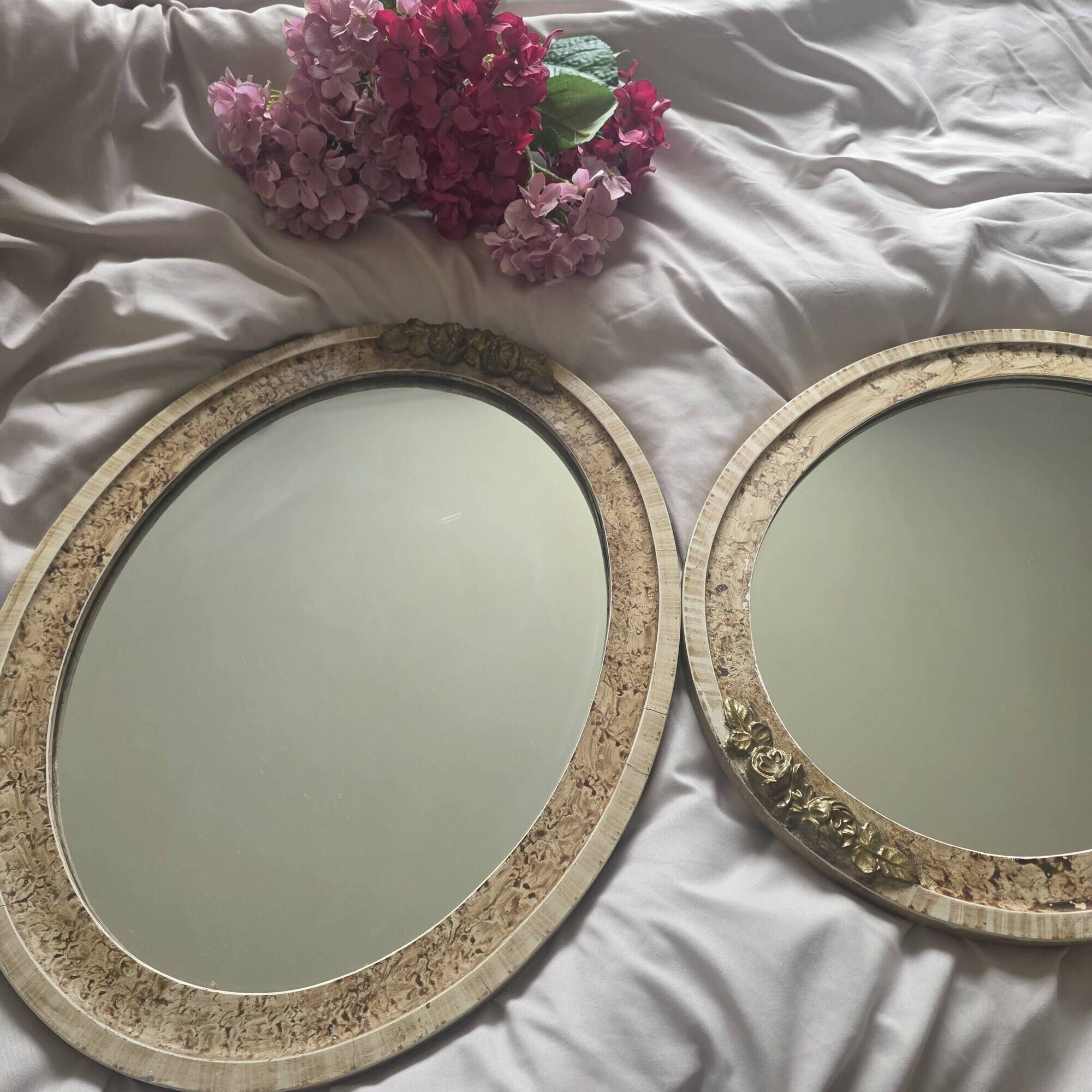 paire de miroirs ovales anciens