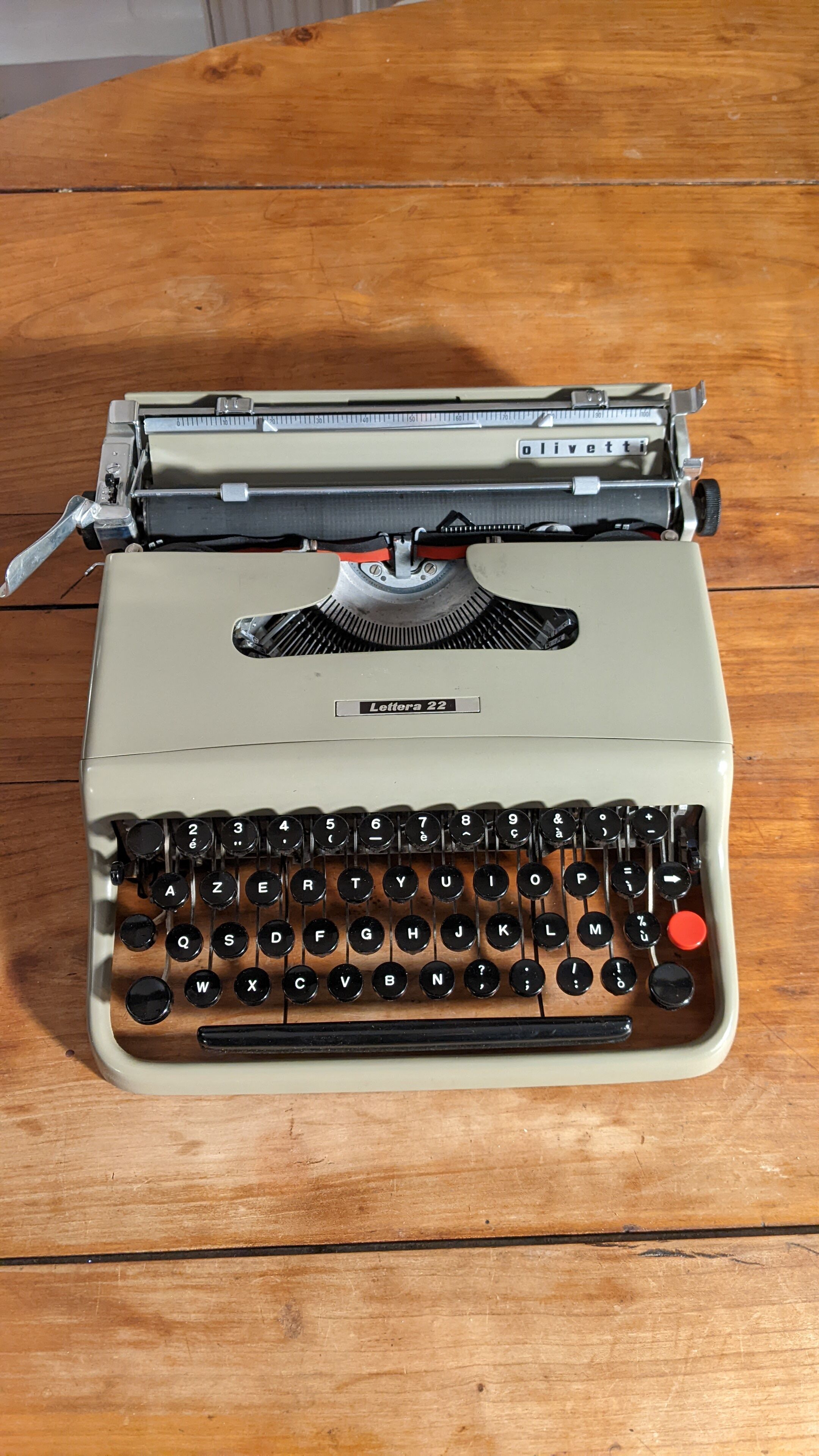Typewriter Olivetti Lettera 22