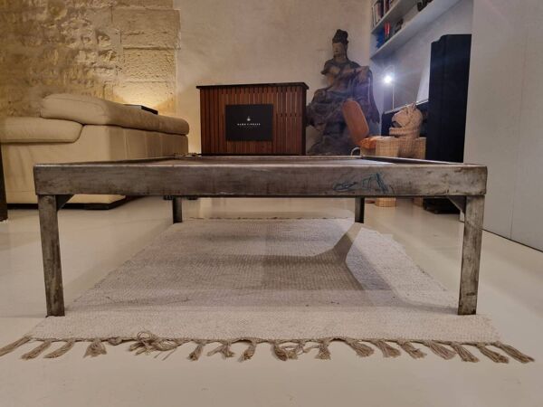 Table basse industrielle en acier perforé