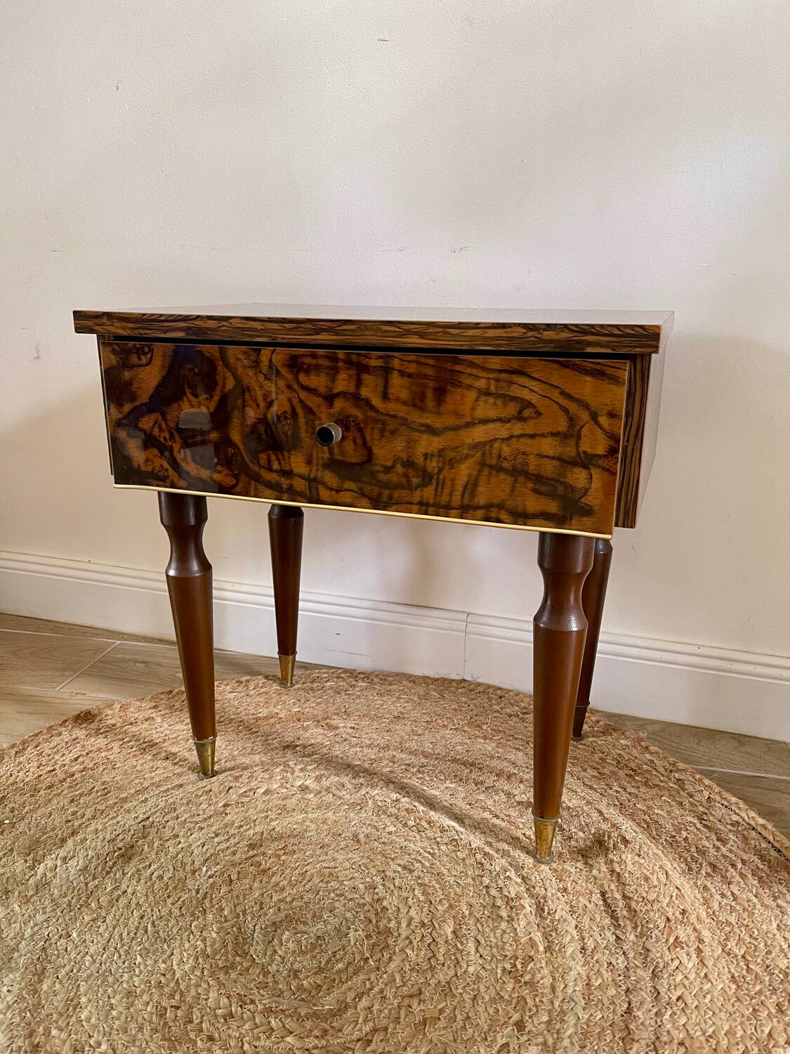 Table de chevet laquée