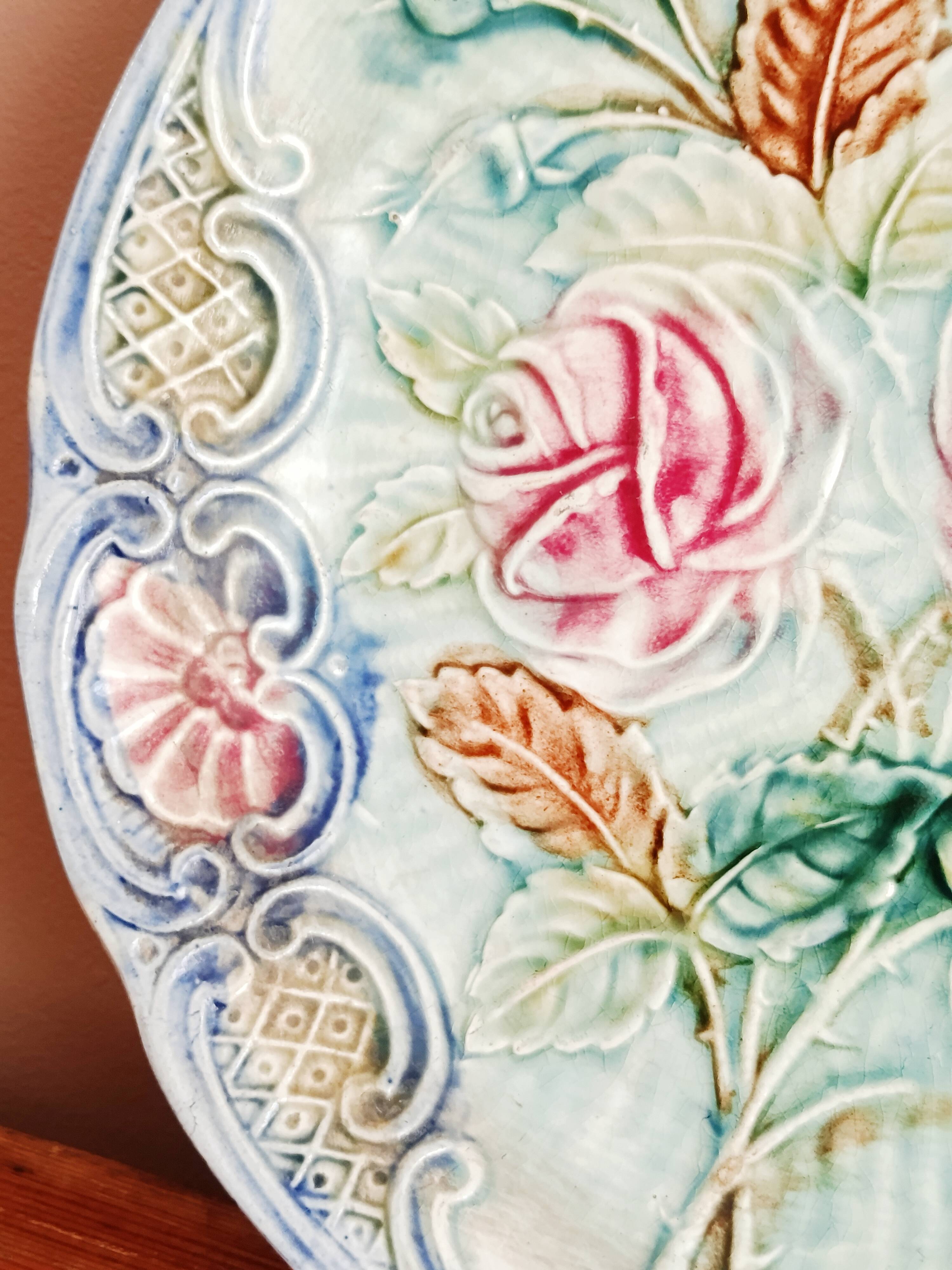 Assiette en barbotine, majolique Wasmuel décor roses