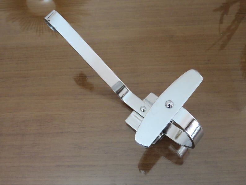 Paire de patères en métal chromé années 70