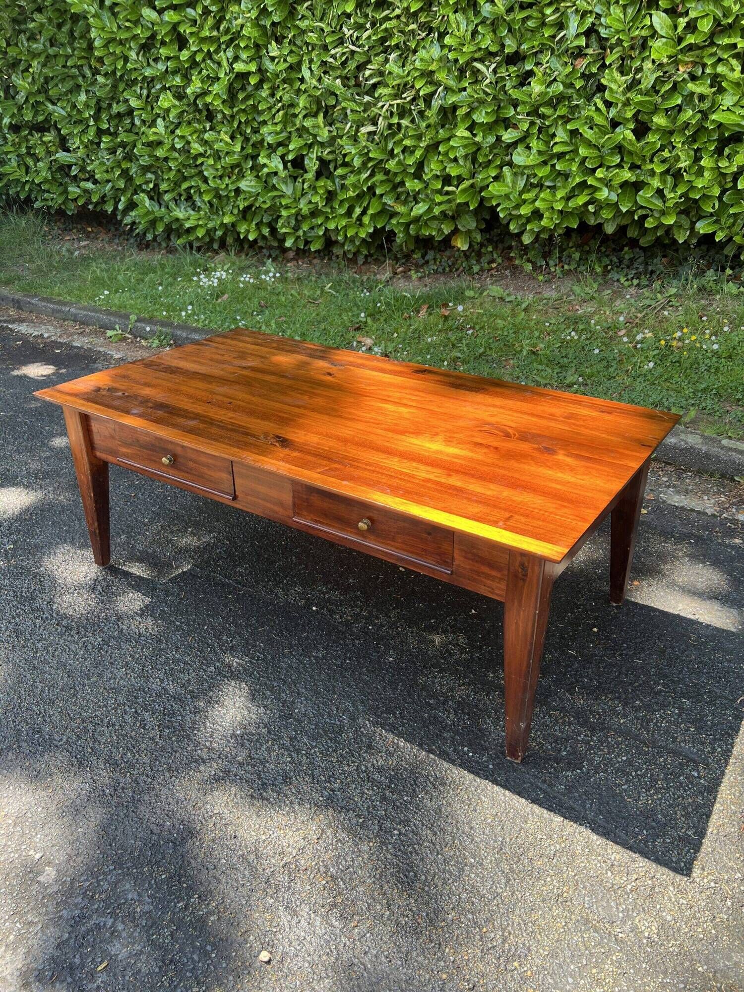 Table basse en acajou massif ouvrant par deux tiroirs en ceinture, début XXe siècle