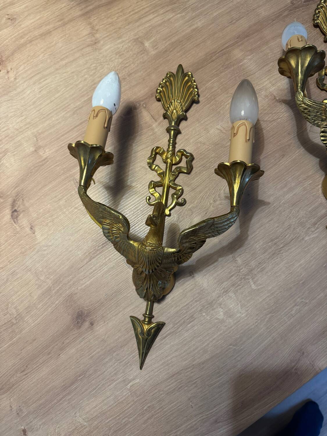 Paire d’appliques style Empire, cygne aux ailes déployées