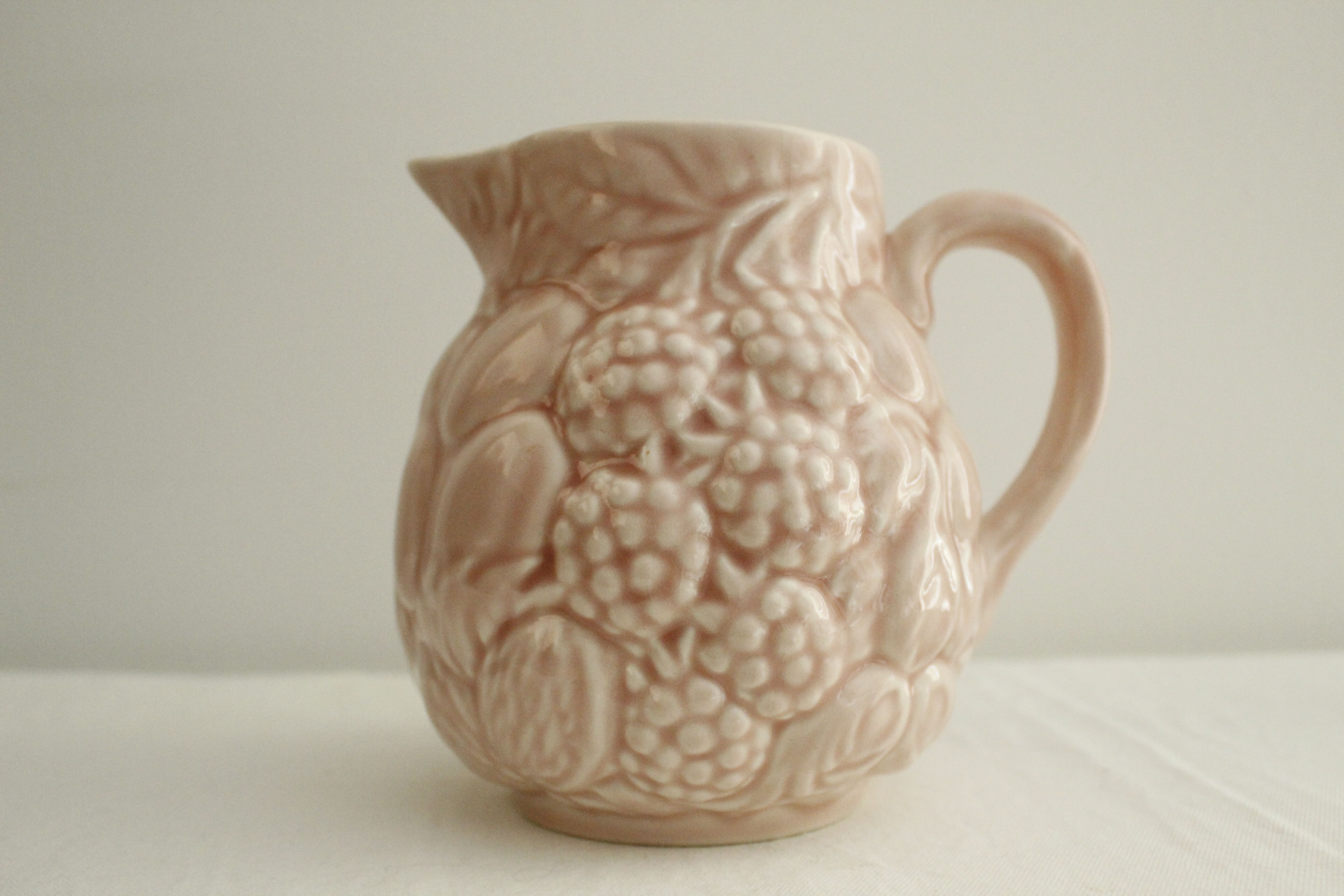 Pink pitcher - glazed ceramics - raspberry reliefs - Salins les Bains