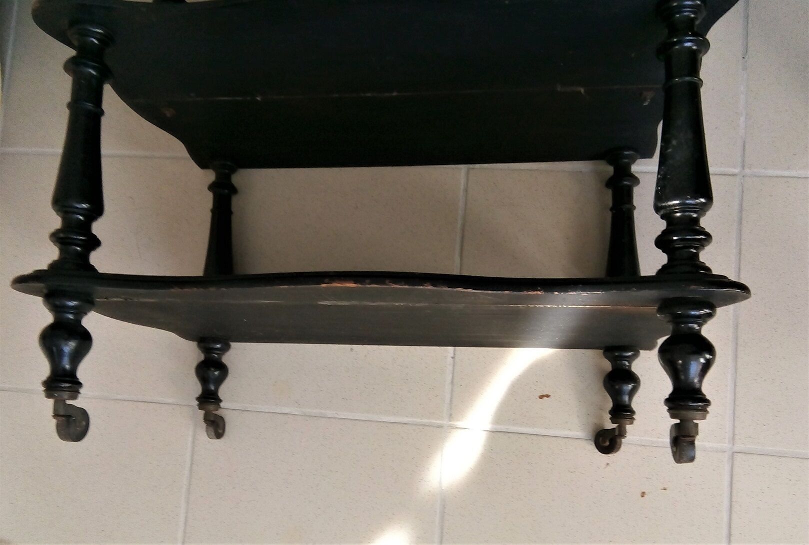 Black shelf 4 shelves on wheels