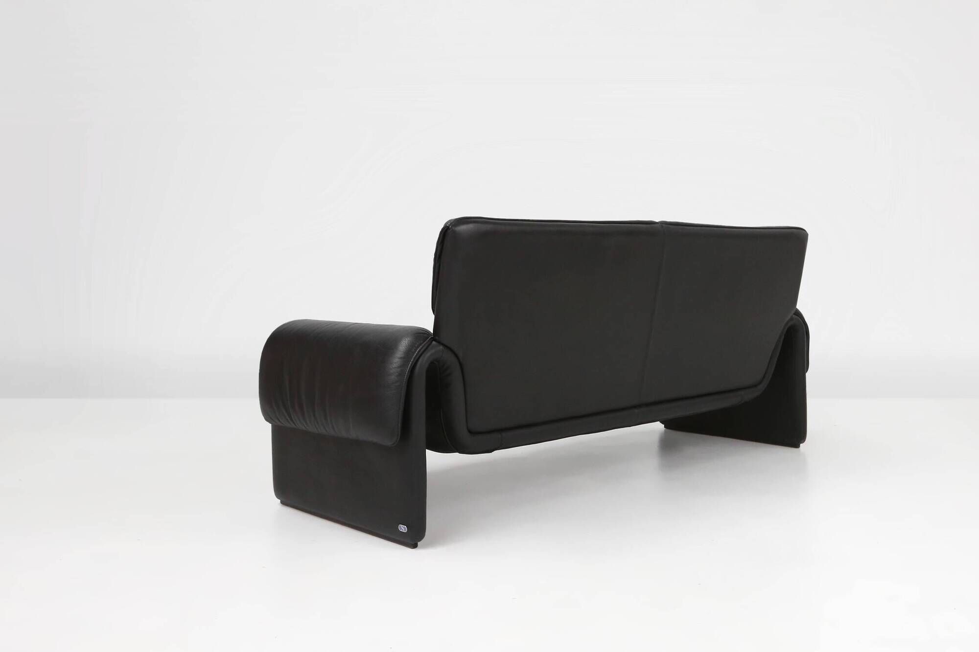 Iconic black leather DS-2011 sofa by De Sede, Switzerland ca. 1980