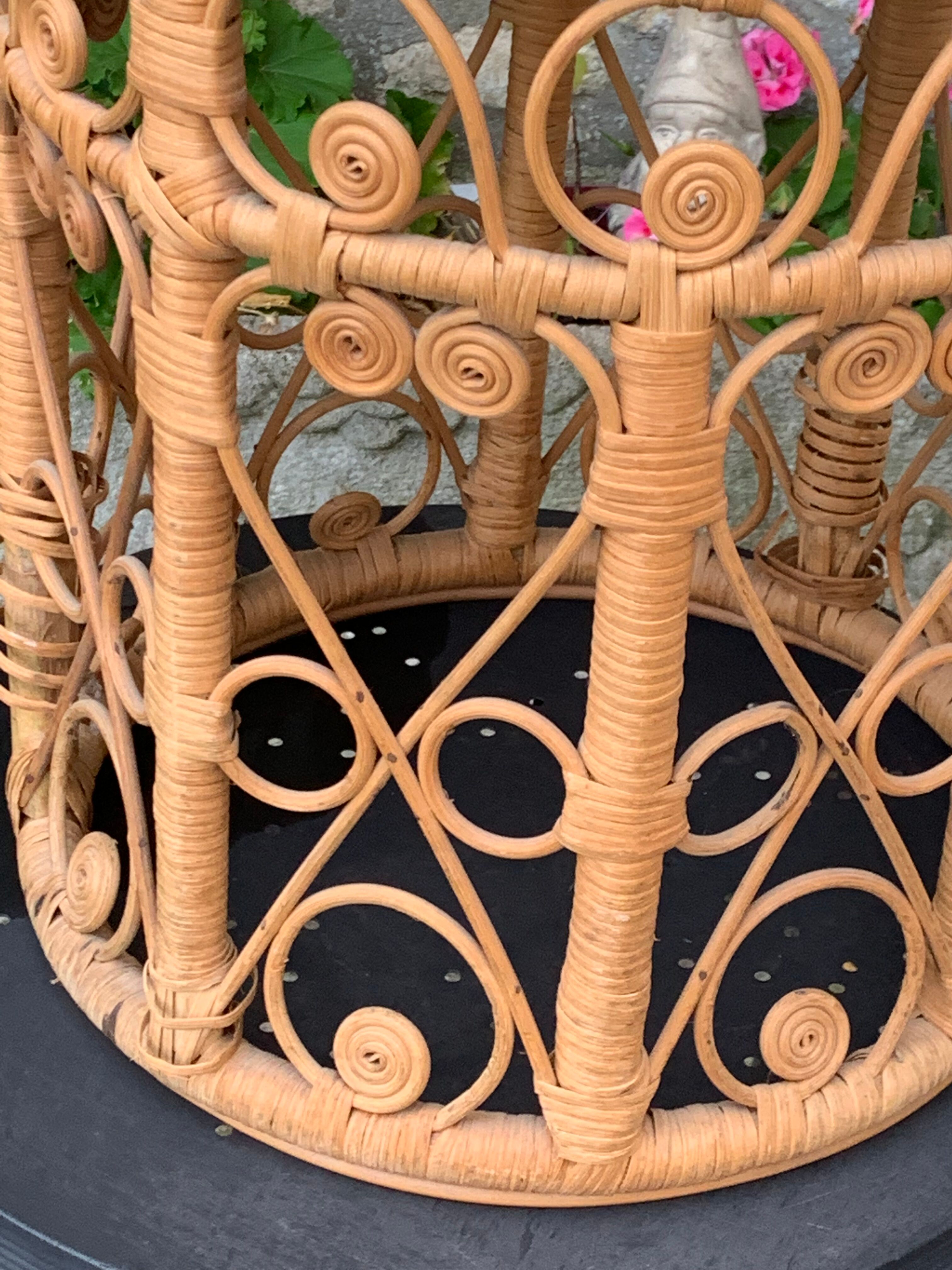 Side table in wicker rattan