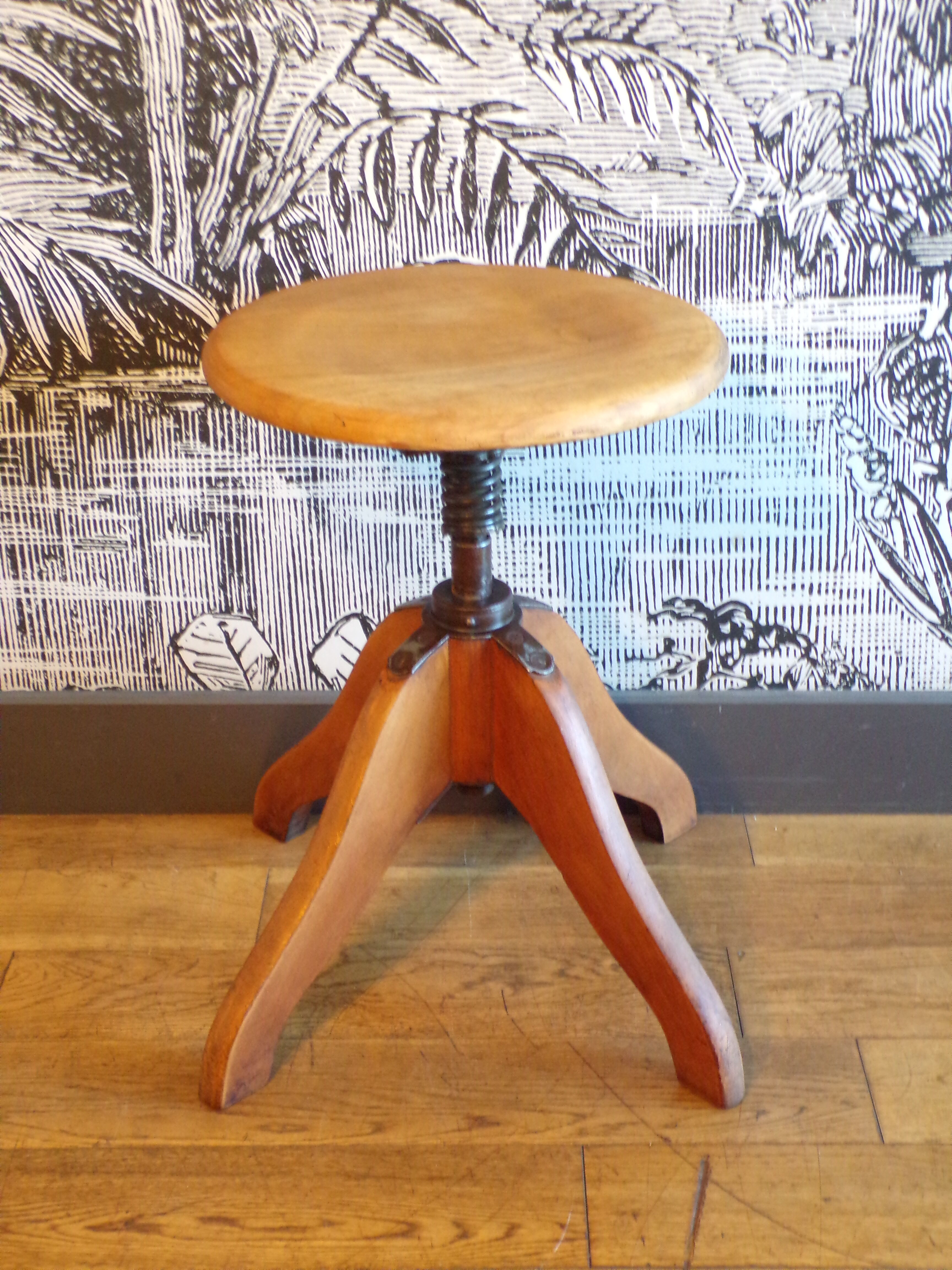 Der Federdreh workshop stool by Albert Stool