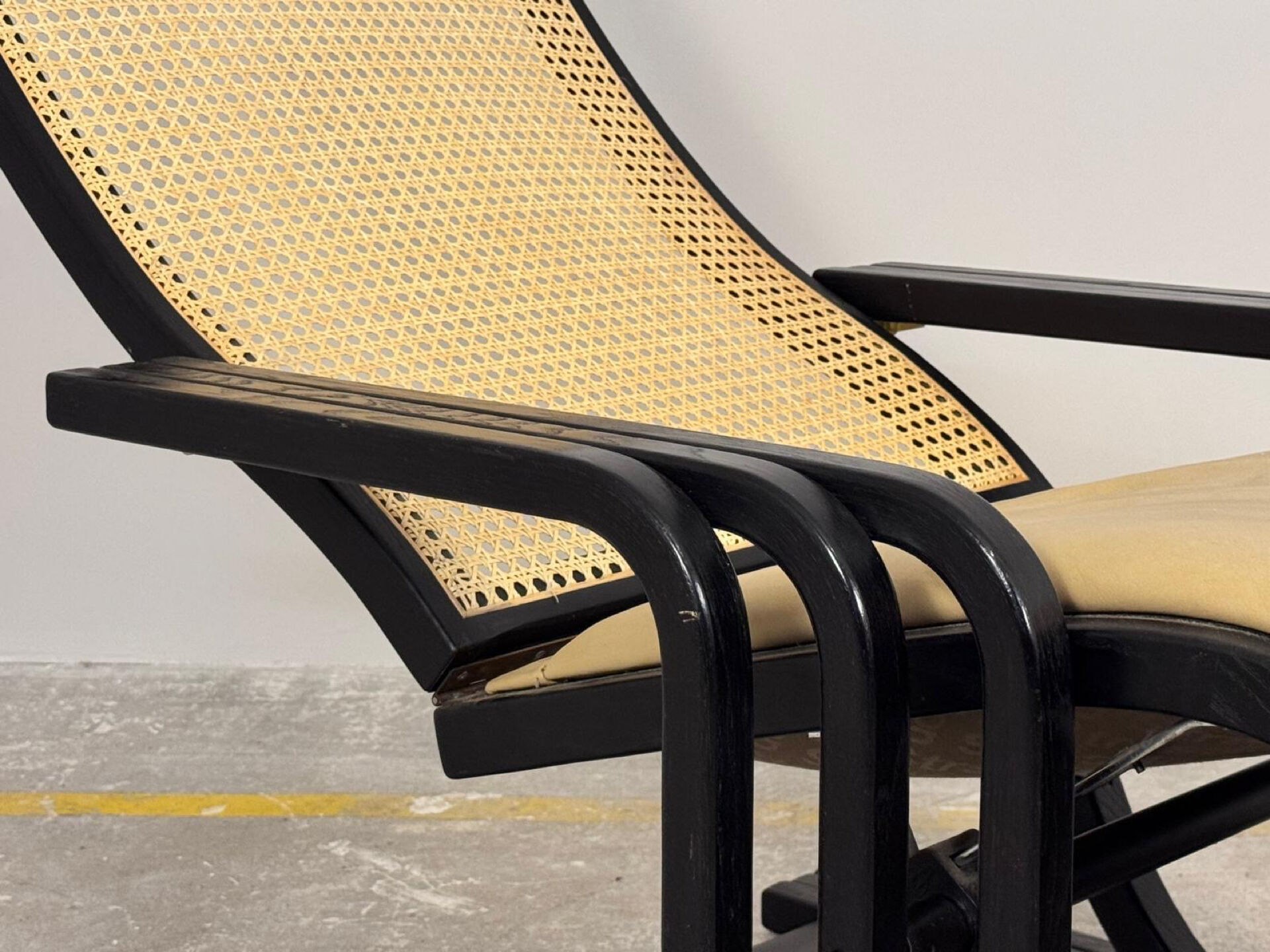 Rocking-chair viennois en bois courbé, cuir et cannage