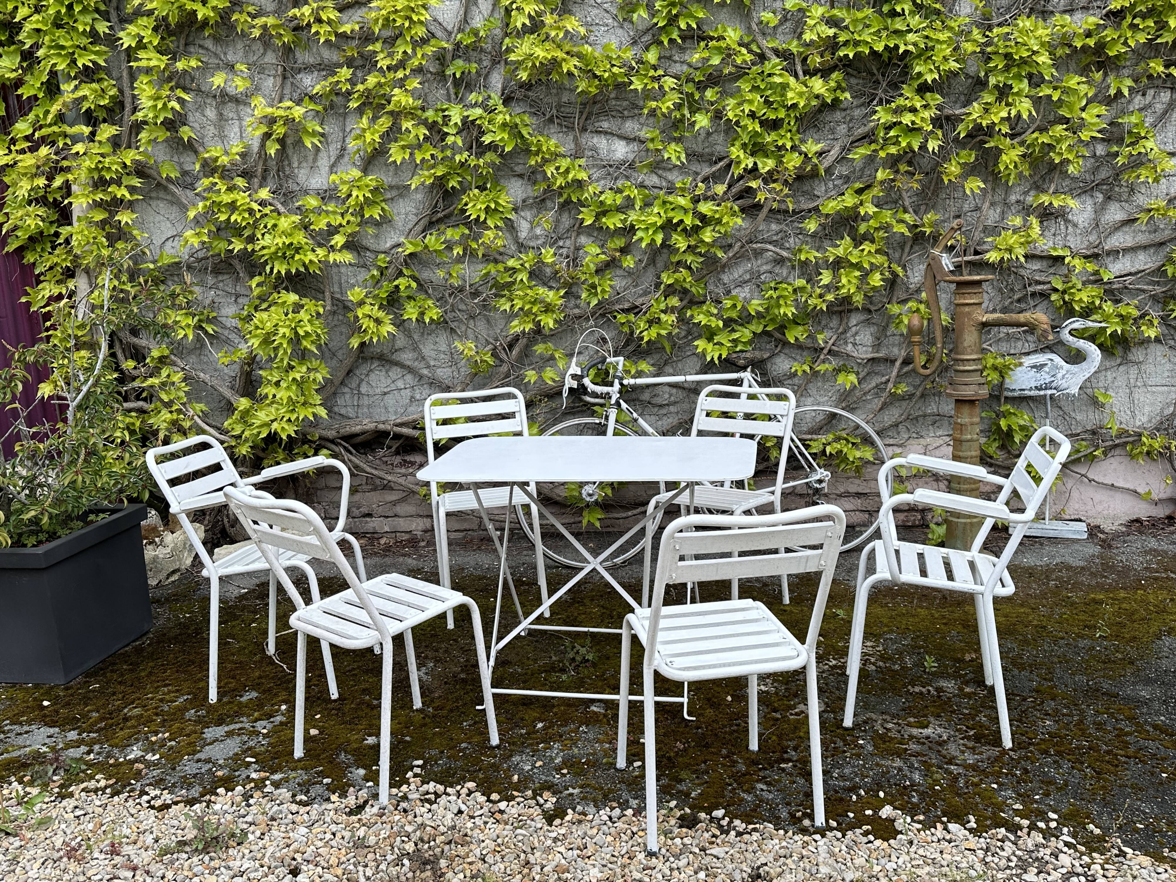 Garden furniture in wrought iron and wooden slats composed of two armchairs, 4 chairs and a table.