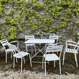 Garden furniture in wrought iron and wooden slats composed of two armchairs, 4 chairs and a table.