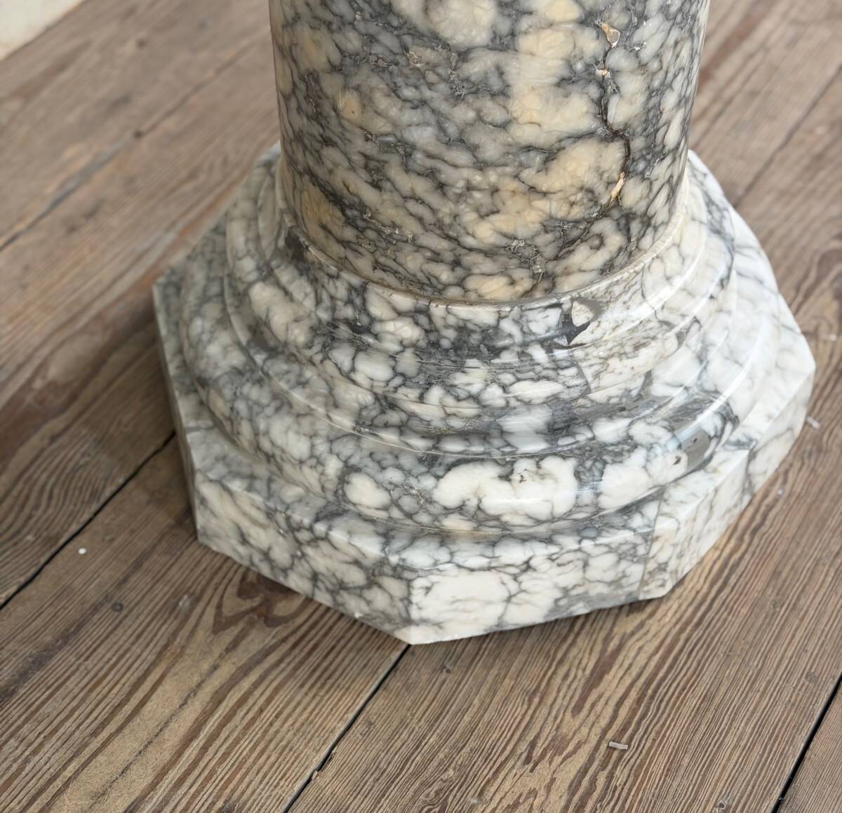 Marbre, albâtre et onyx, table d’appoint vers 1900