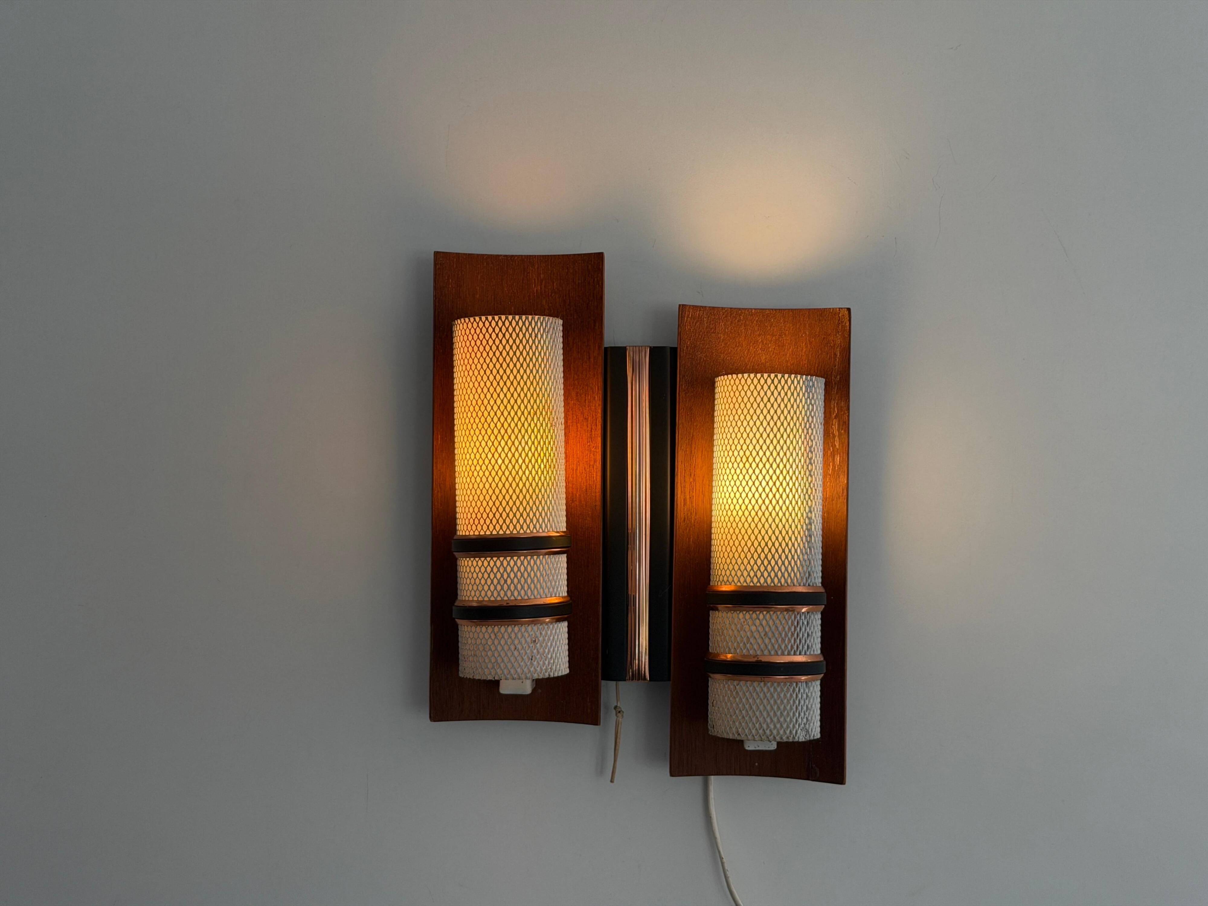 Simple mid-century wall light in metal, wooden and copper base, 1960s, Germany.