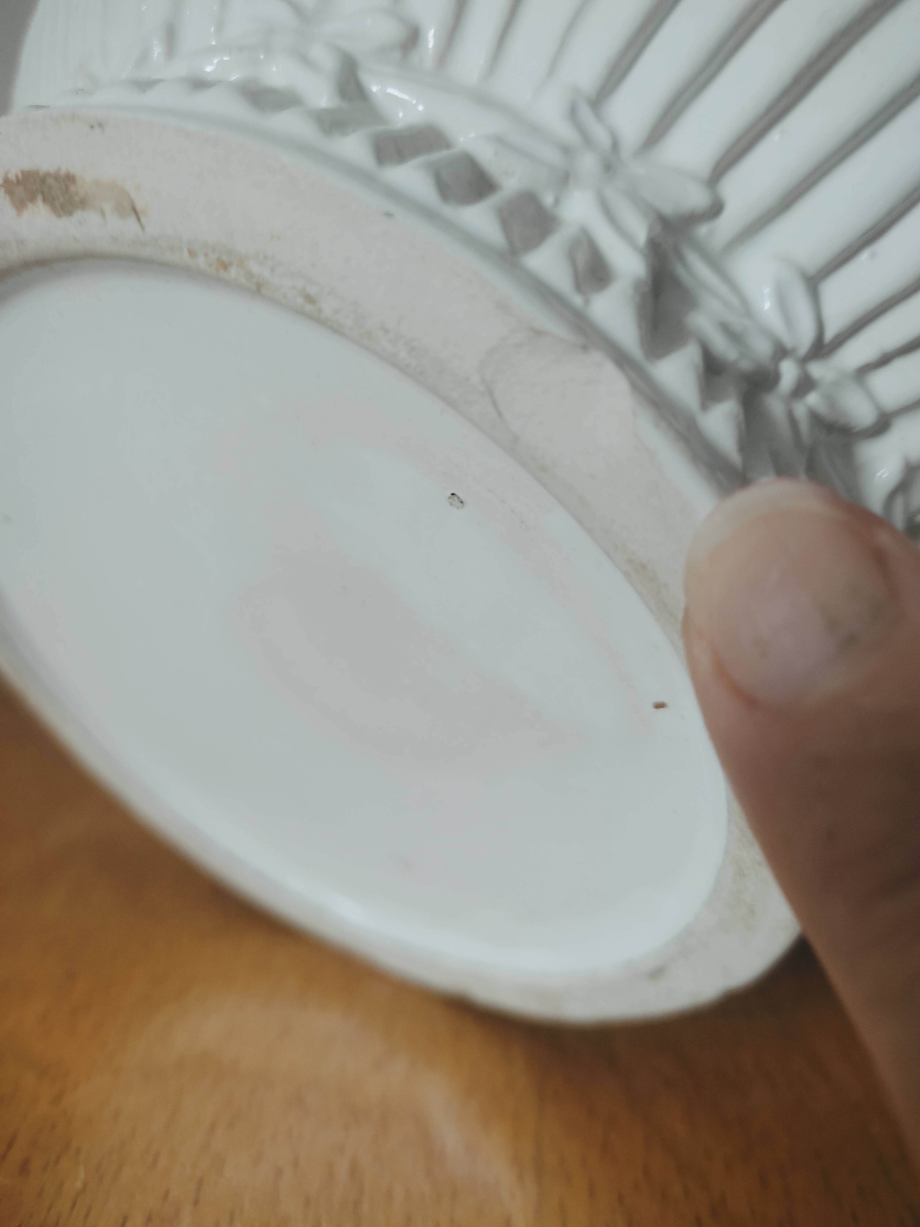 Striated pot cover in white earthenware