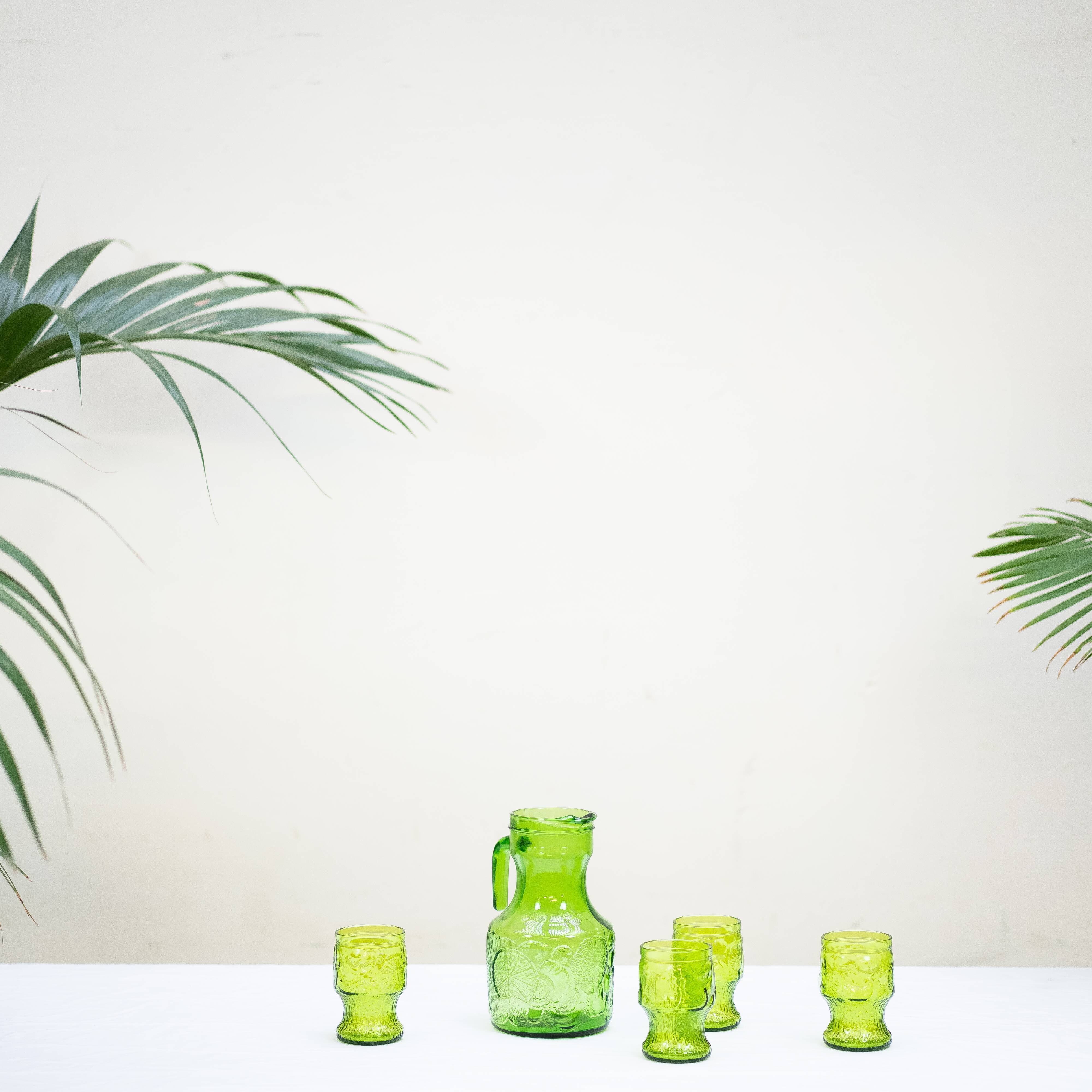 Decanter in molded green glass with orangeade fruit patterns with its 6 glasses