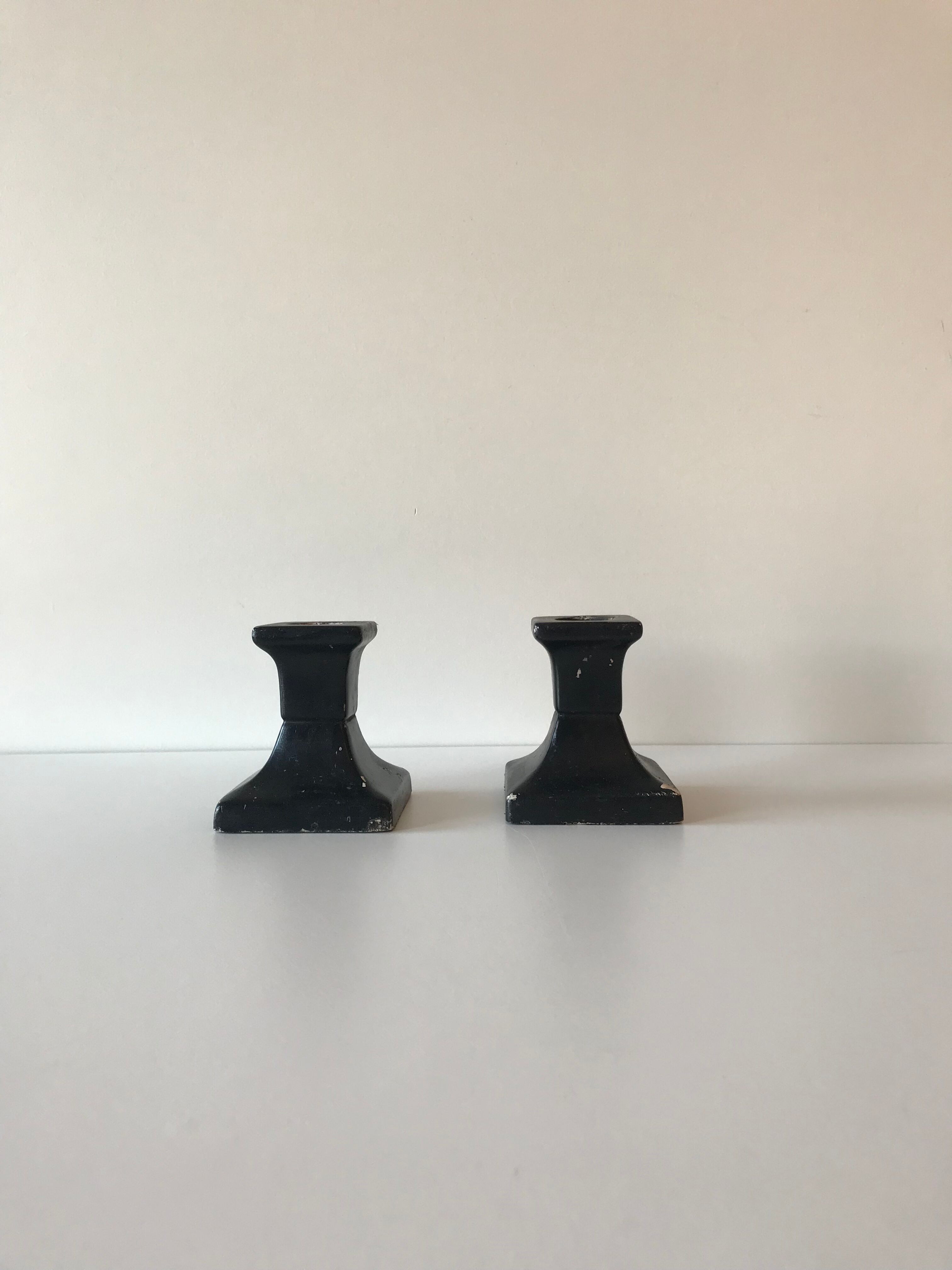 Paire de bougeoirs noirs