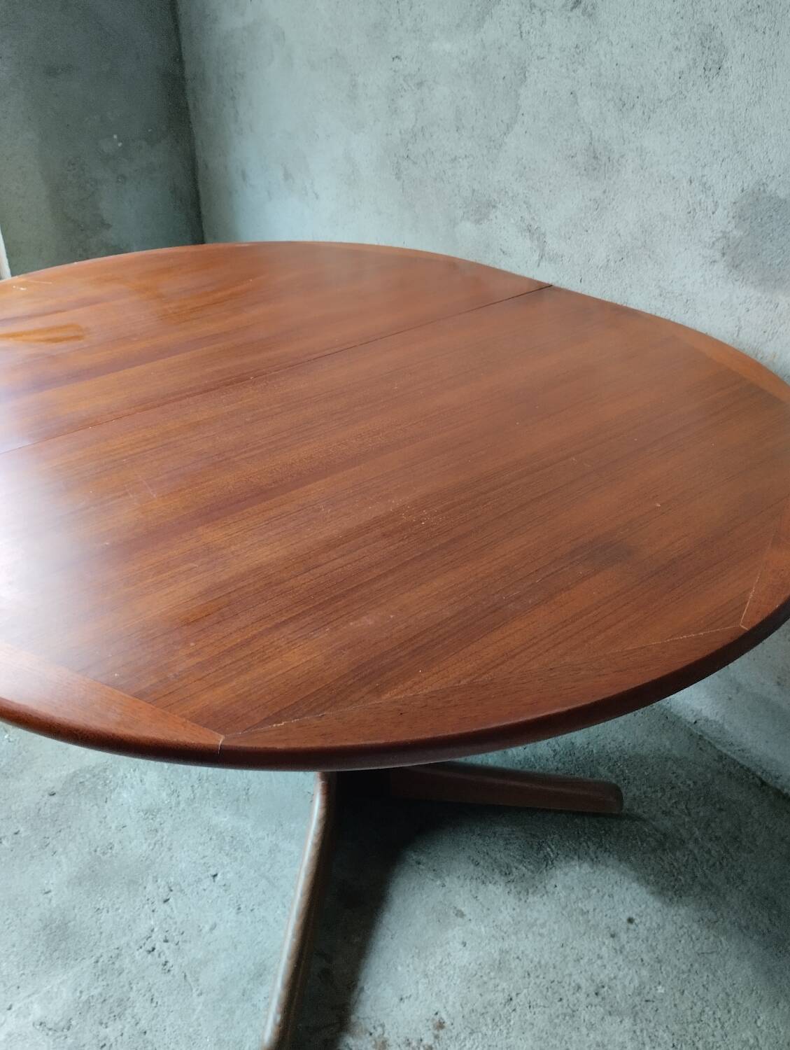 Extendable dining table