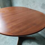Extendable dining table