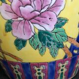Vase en porcelaine et émaux flore et oiseaux sur fond jaune XIXe China