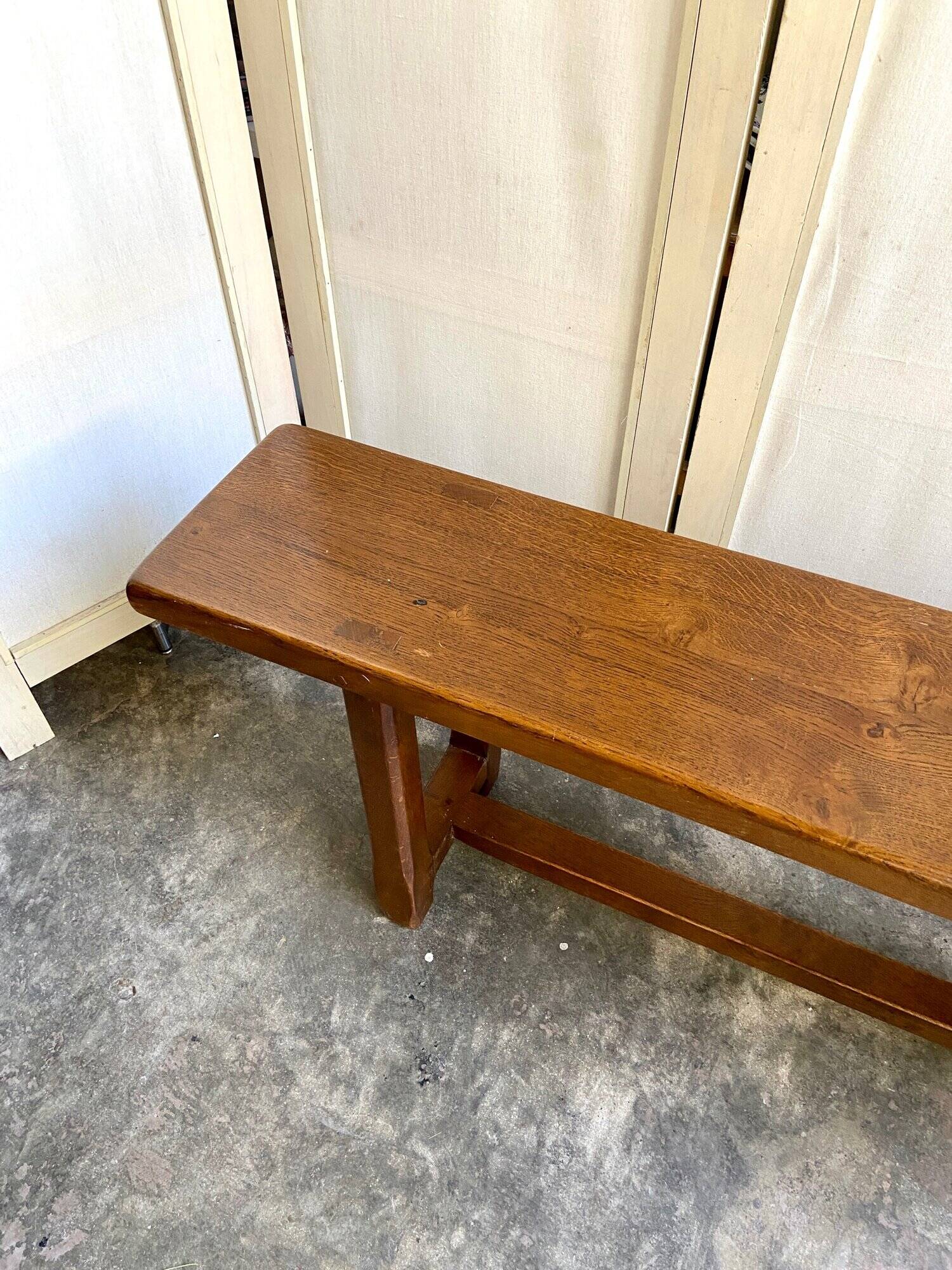 Banc en bois foncé