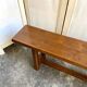 Banc en bois foncé