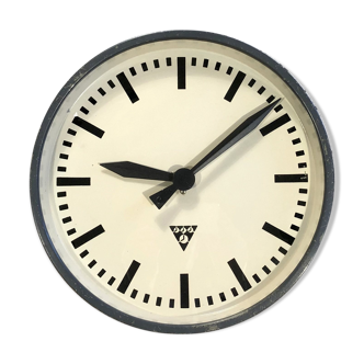Horloge murale industrielle gris foncé de Pragotron années 1960