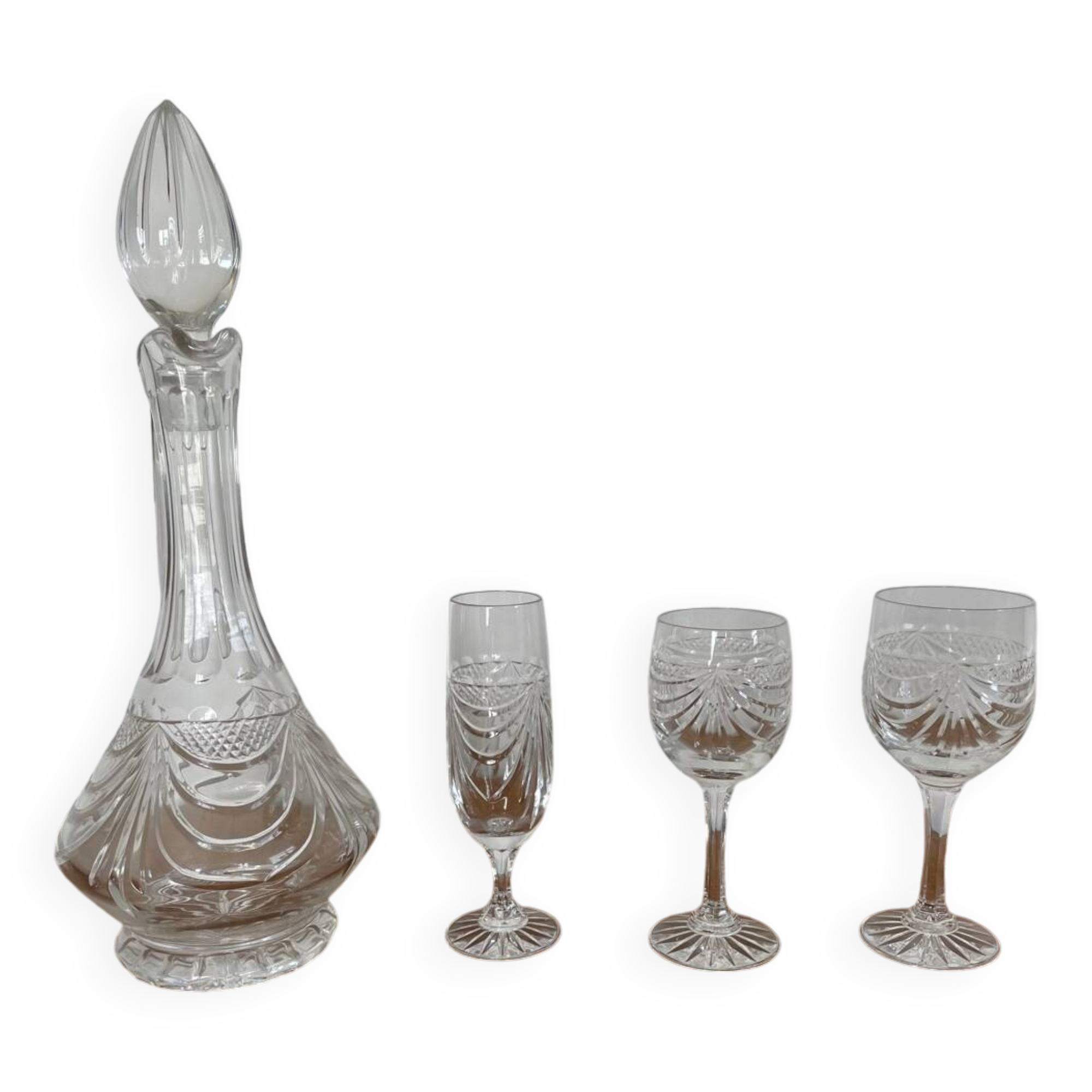 Hand-cut crystal glass and carafe set