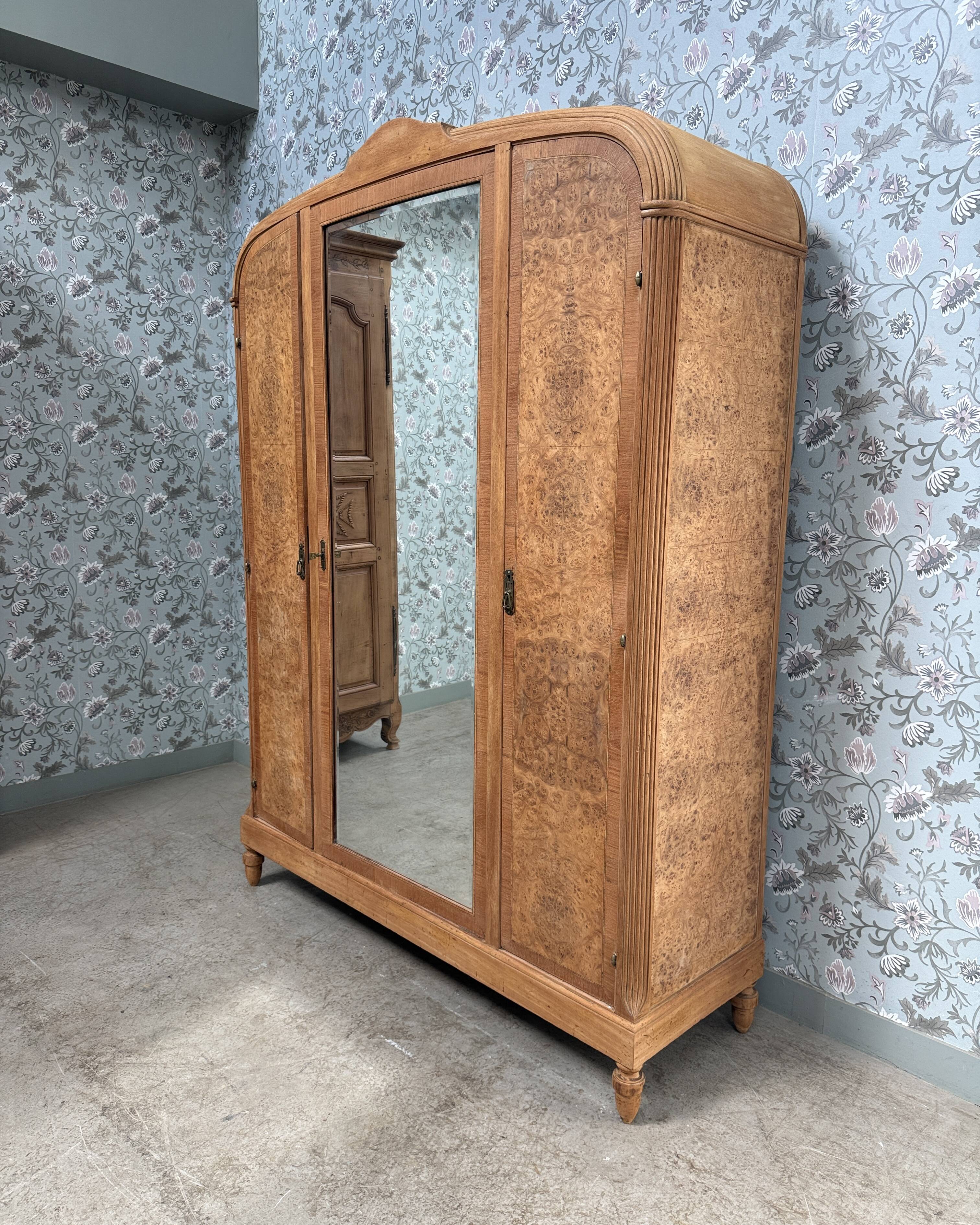 Armoire Art Déco en érable moucheté, rénovée