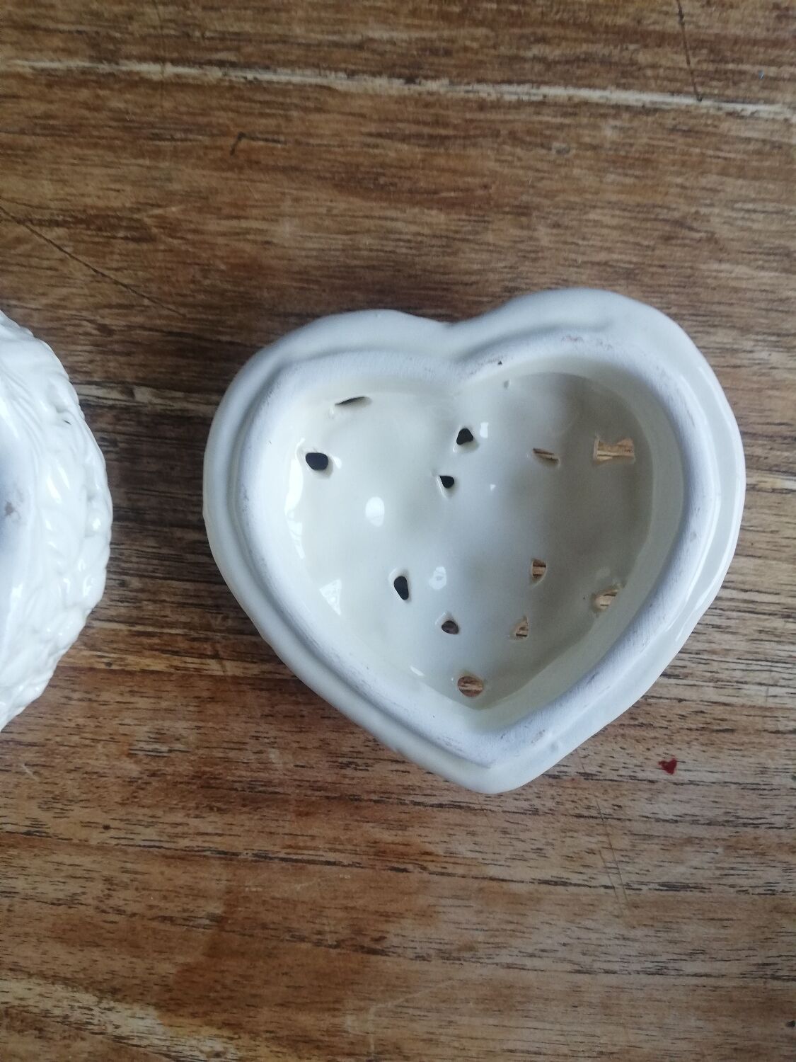 Ceramic heart box decorated with openwork roses