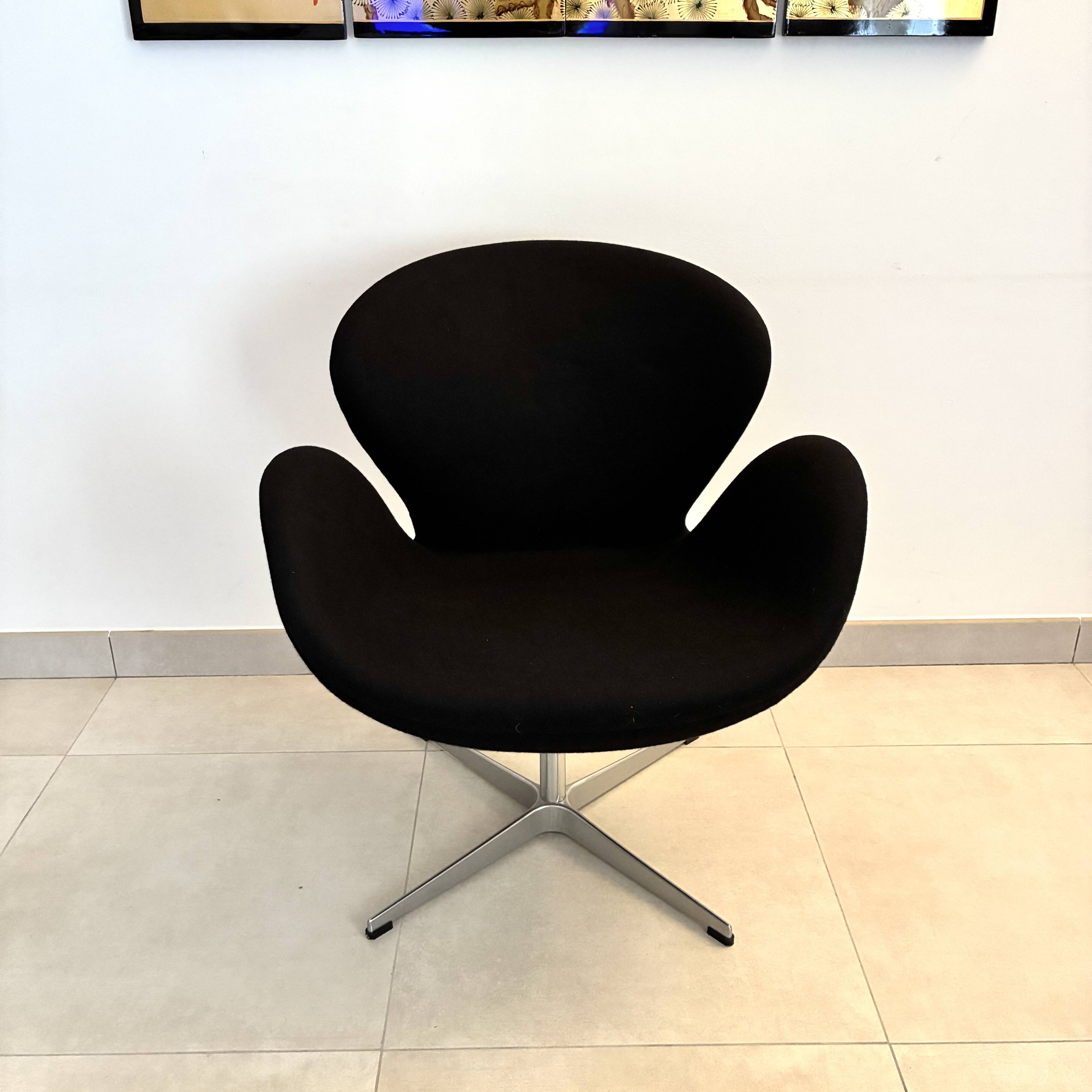 Fauteuil Pivotant Noir Style "Swan"